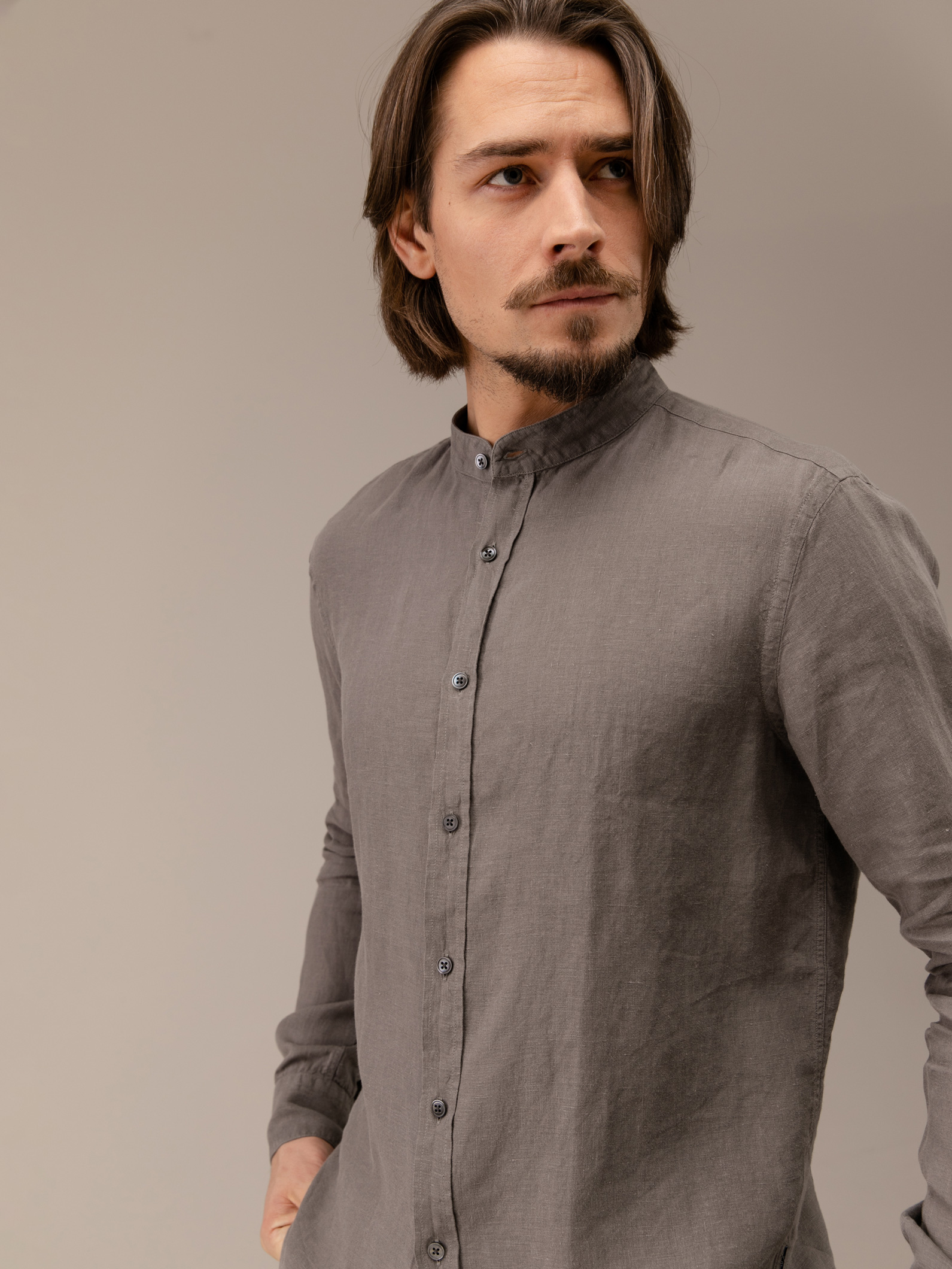 Detailansicht von Leinenhemd mit Stehkragen von 04651