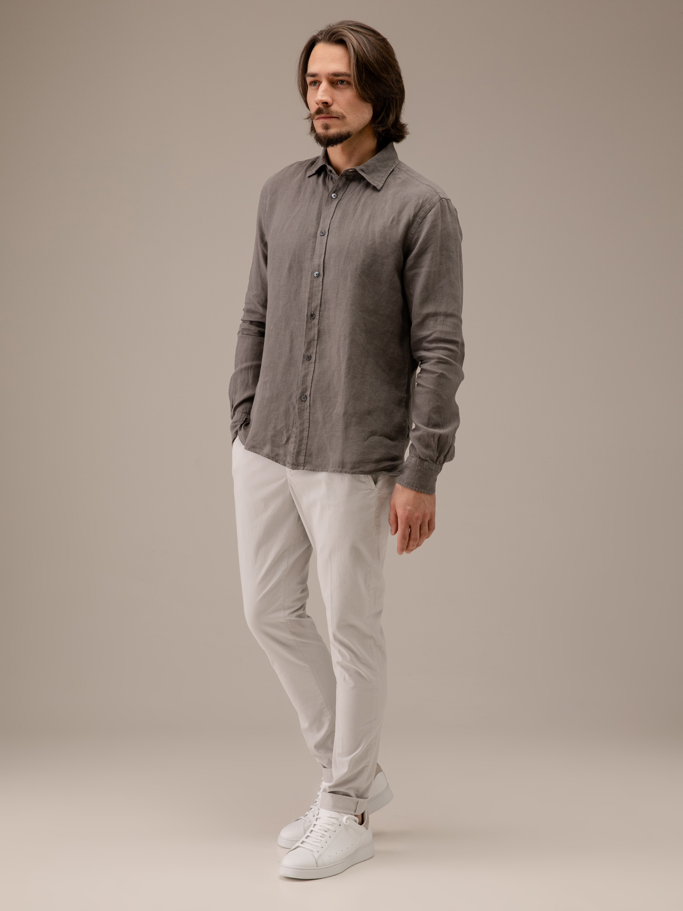 Detailansicht von Leinenhemd mit Kentkragen von 04651