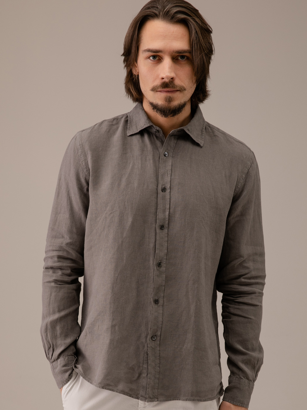 Detailansicht von Leinenhemd mit Kentkragen von 04651