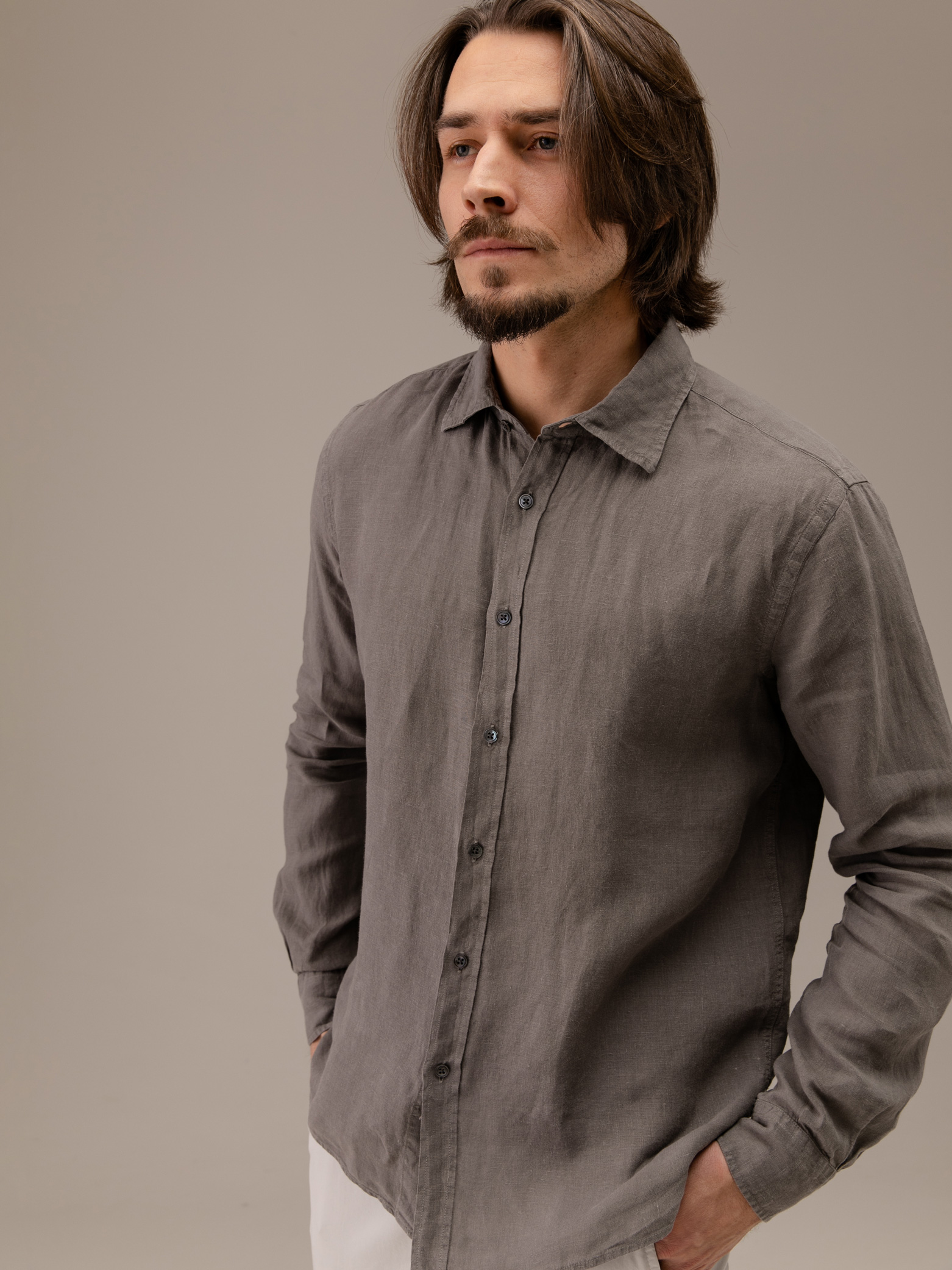 Detailansicht von Leinenhemd mit Kentkragen von 04651