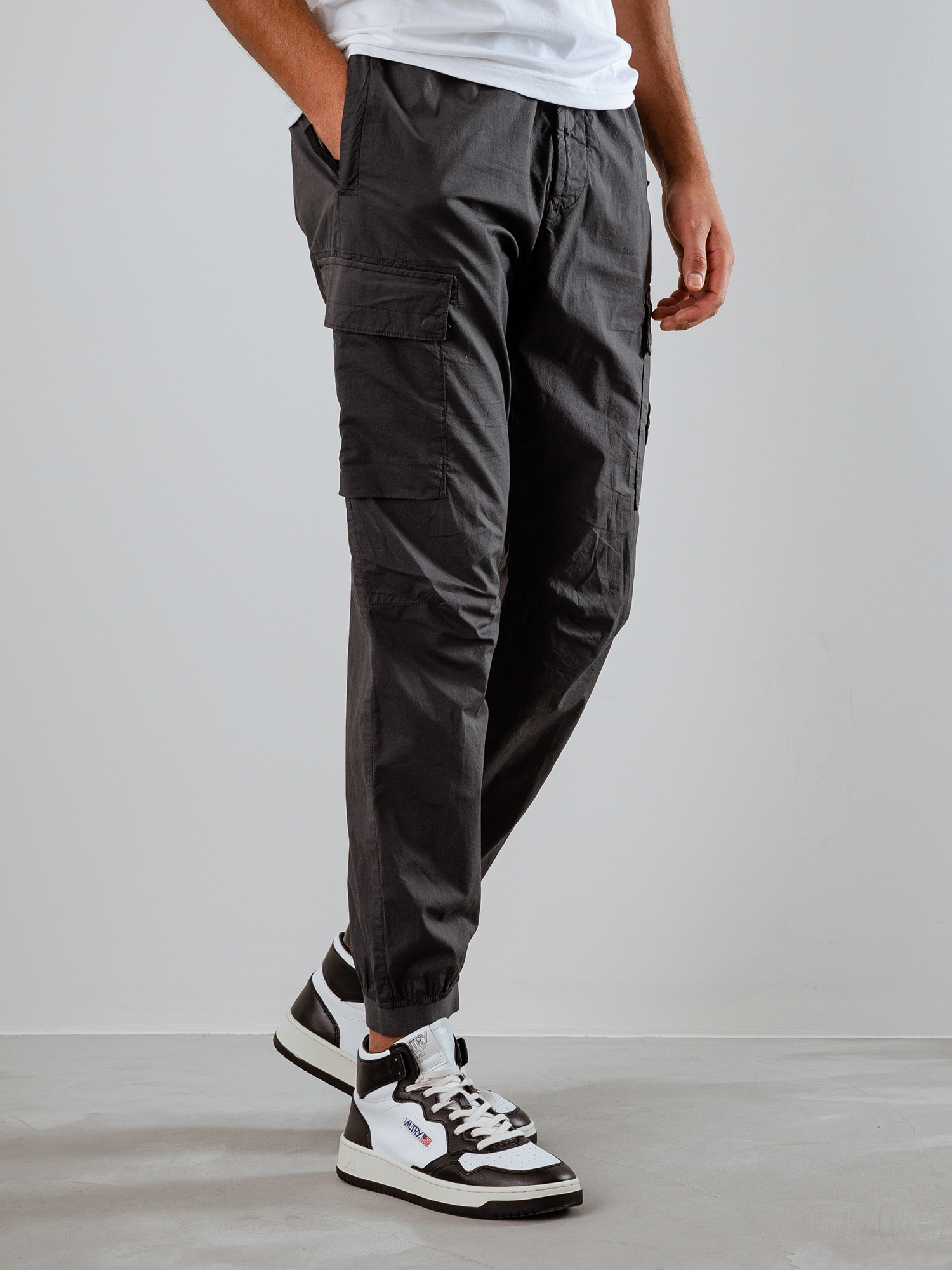 Detailansicht von Cargohose aus Baumwolle im Jogging-Stil von STONE ISLAND