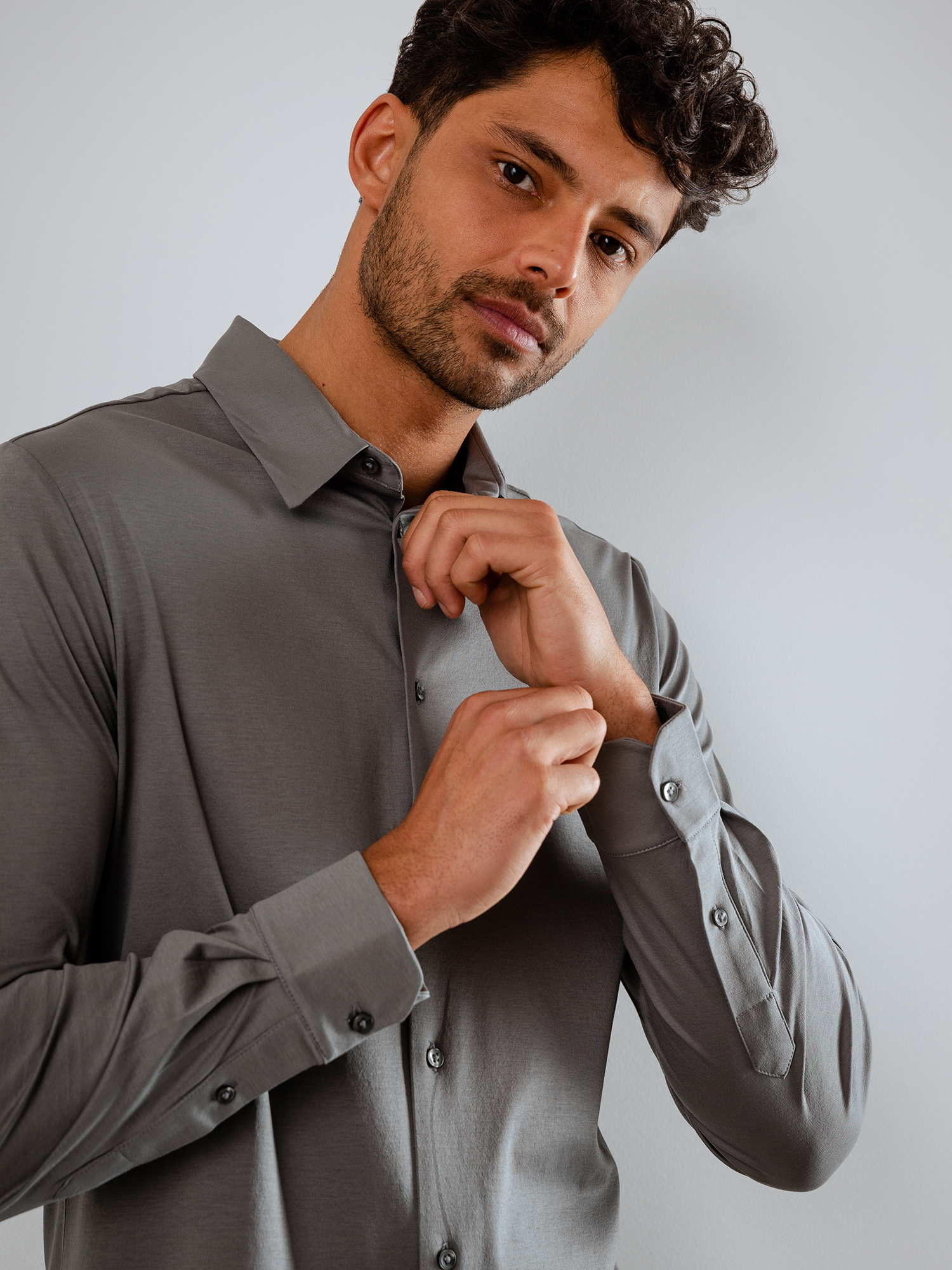 Detailansicht von Tailliertes Hemd mit Kentkragen von KIEFERMANN