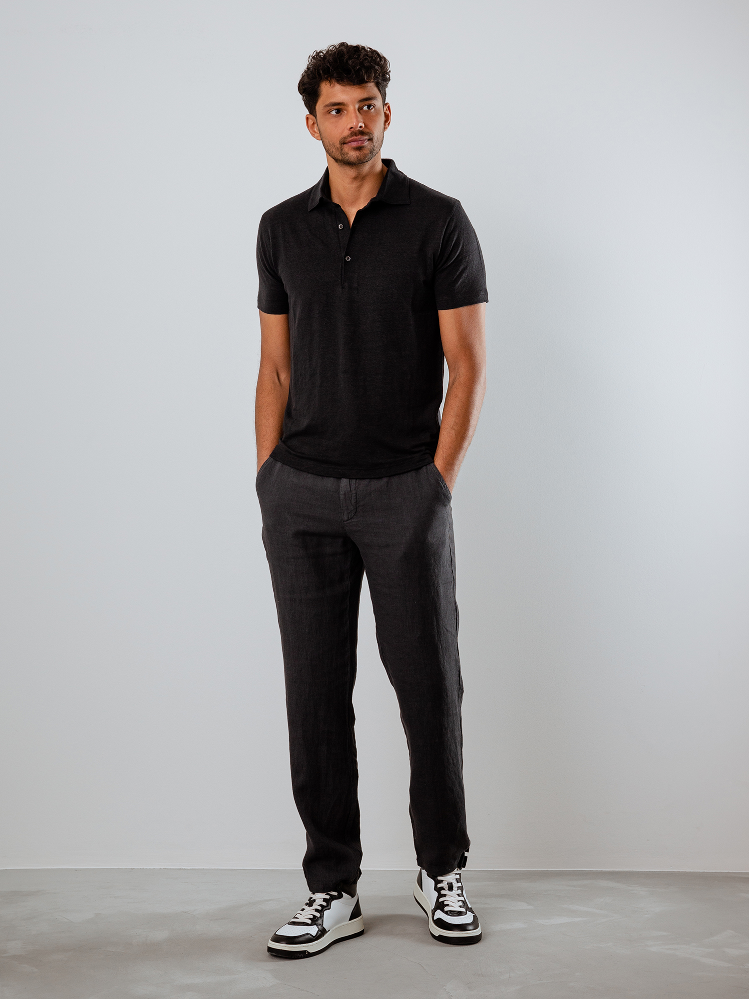 Detailansicht von Kurzarm-Poloshirt aus Leinen von STEFAN BRANDT