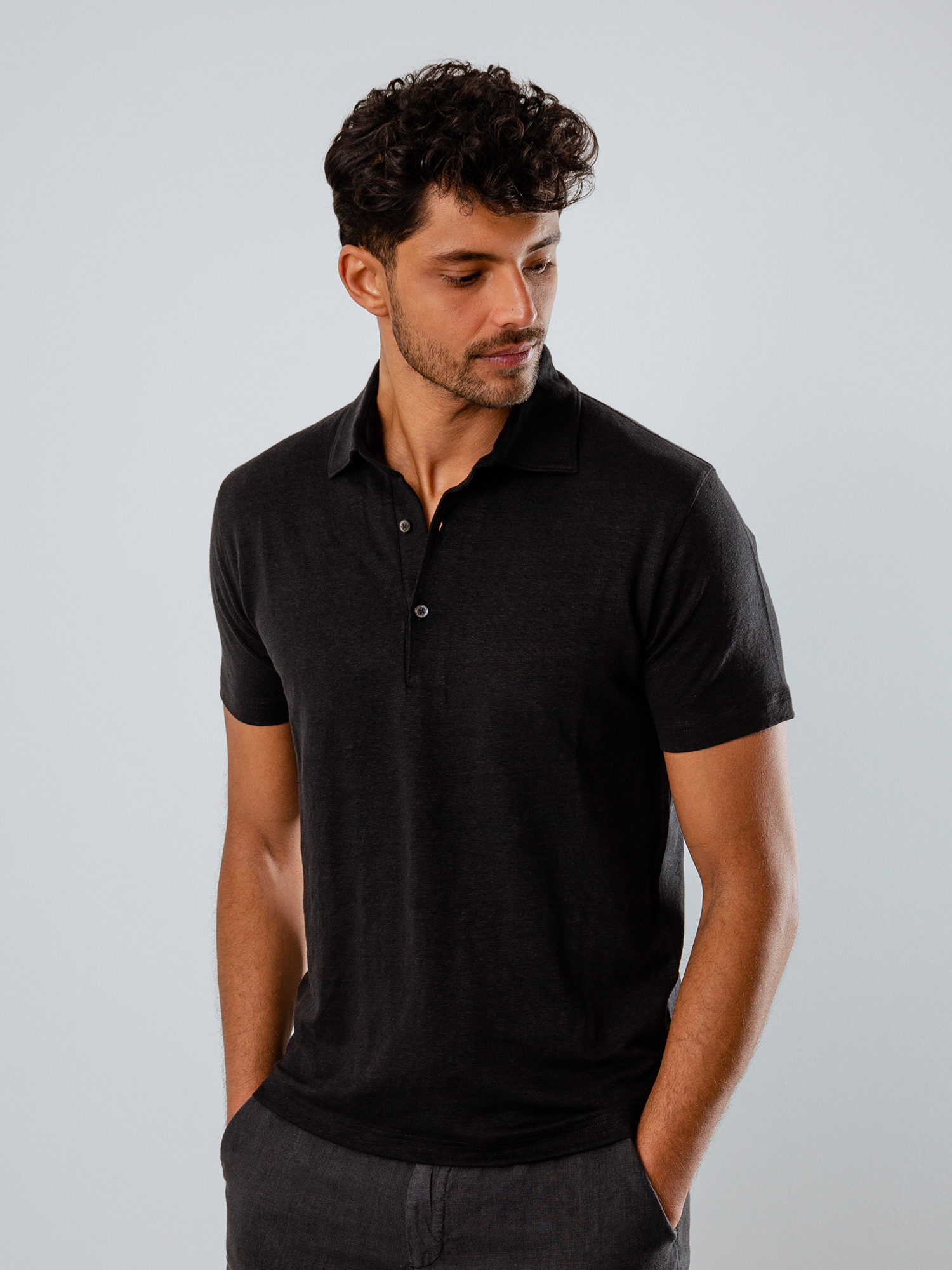 Detailansicht von Kurzarm-Poloshirt aus Leinen von STEFAN BRANDT