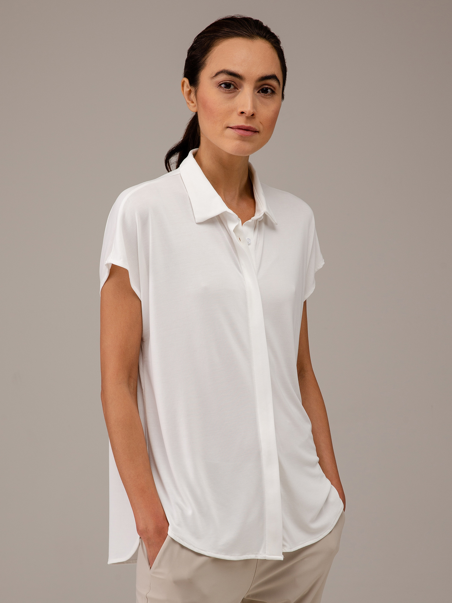 Detailansicht von Kurzarm-Bluse von HERRLICHER