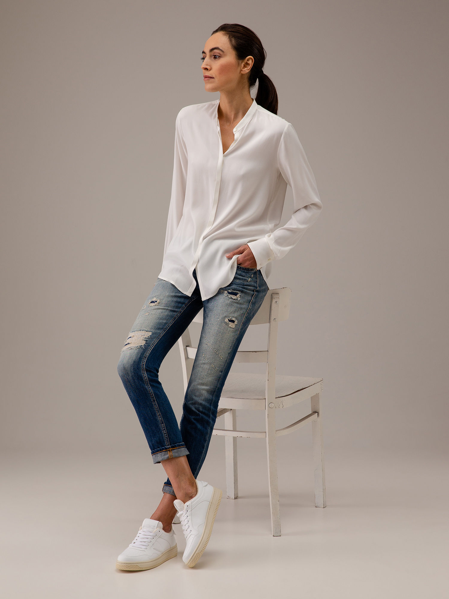 Detailansicht von Seidenbluse mit verdeckter Knopfleiste von HER SHIRT