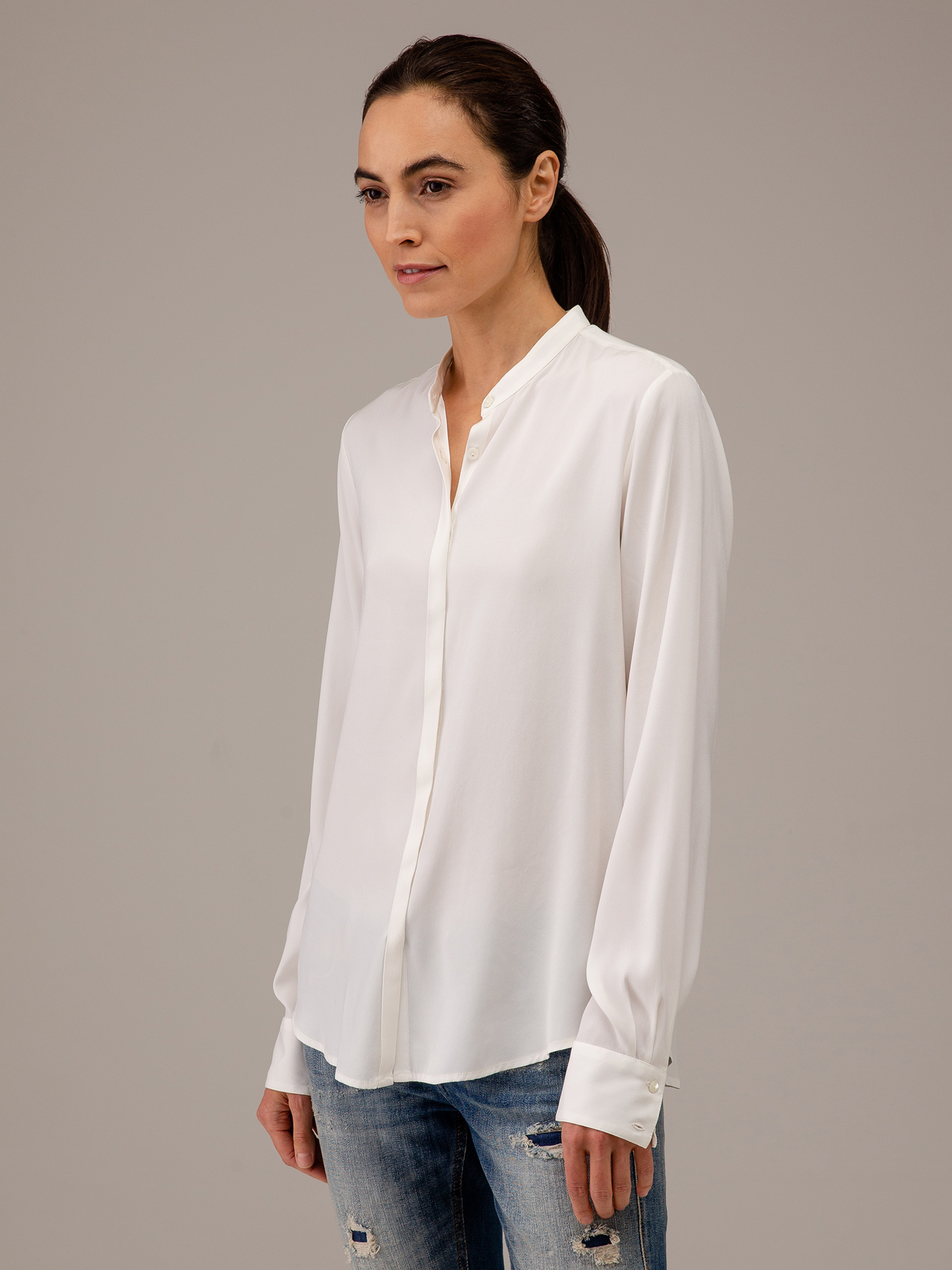 Detailansicht von Seidenbluse mit verdeckter Knopfleiste von HER SHIRT