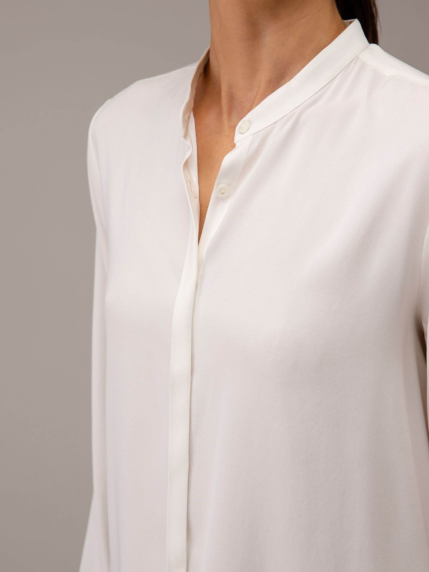 Detailansicht von Seidenbluse mit verdeckter Knopfleiste von HER SHIRT