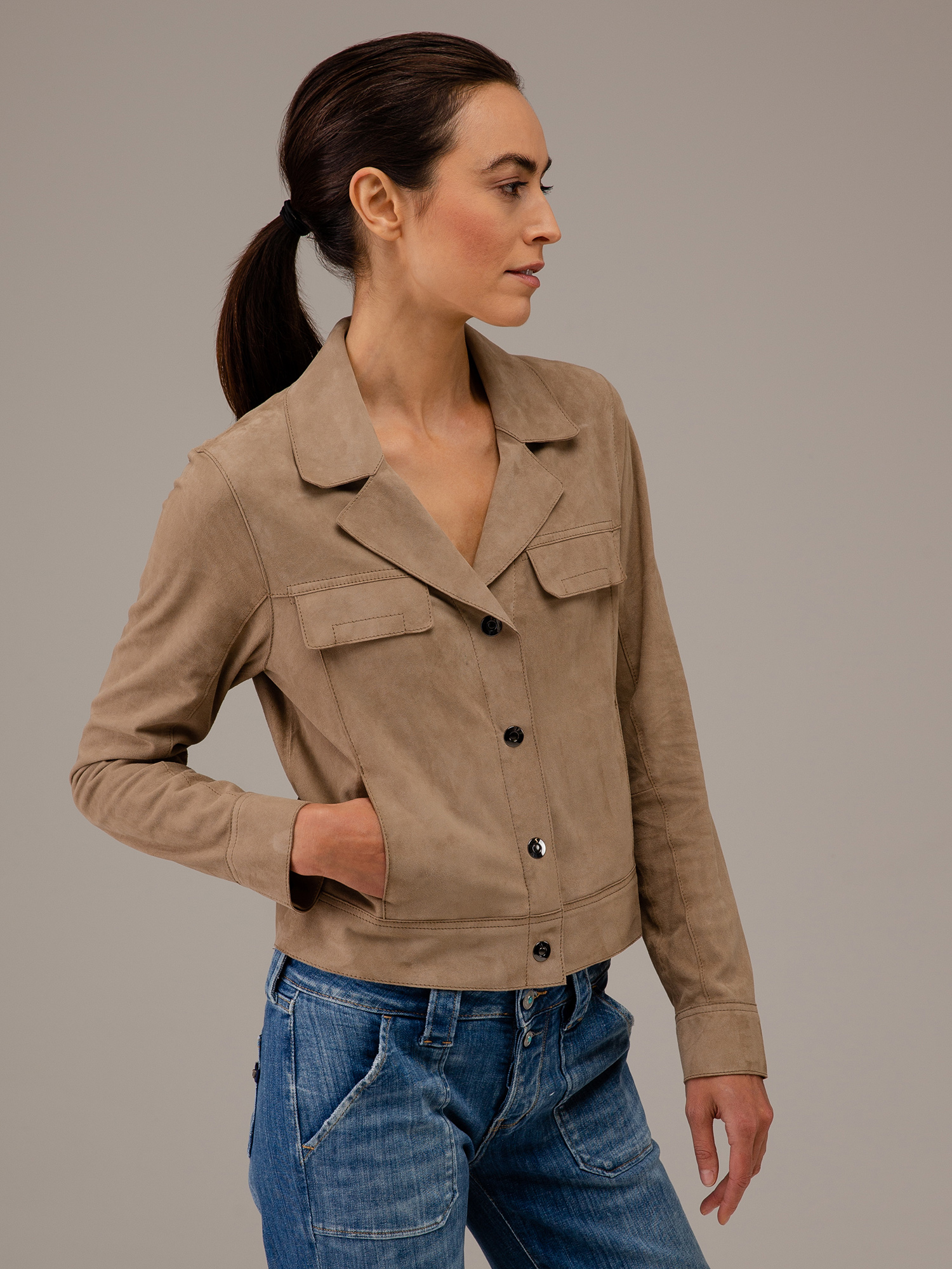 Detailansicht von Kurze Velour-Lederjacke von OAKWOOD