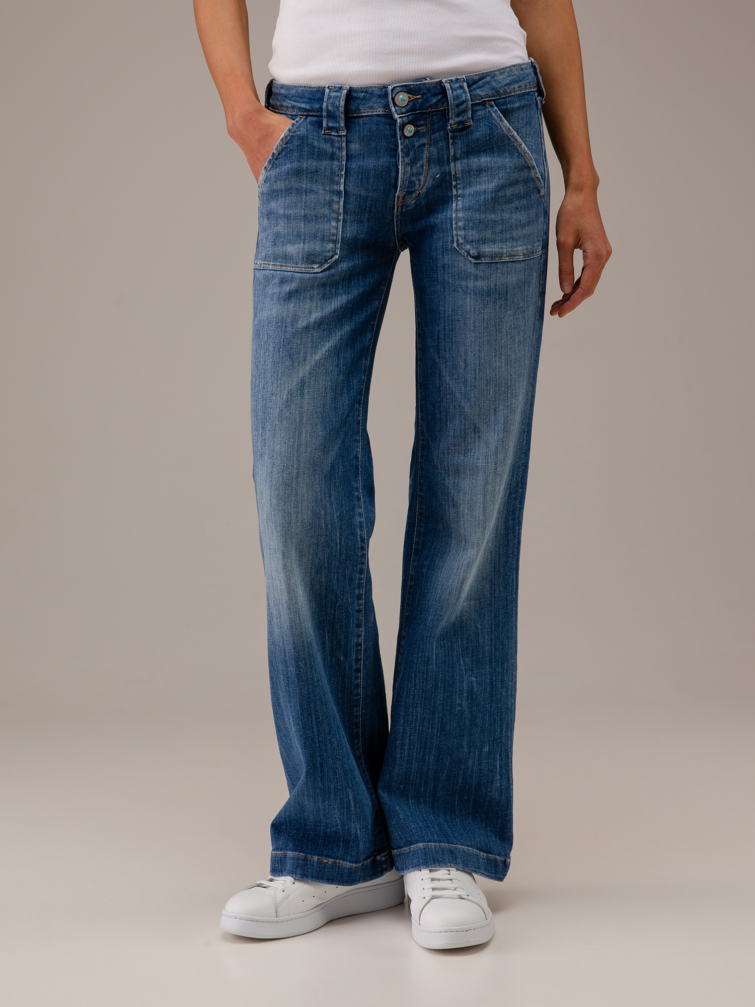 Detailansicht von Flared Jeans von LE TEMPS DES CERISES