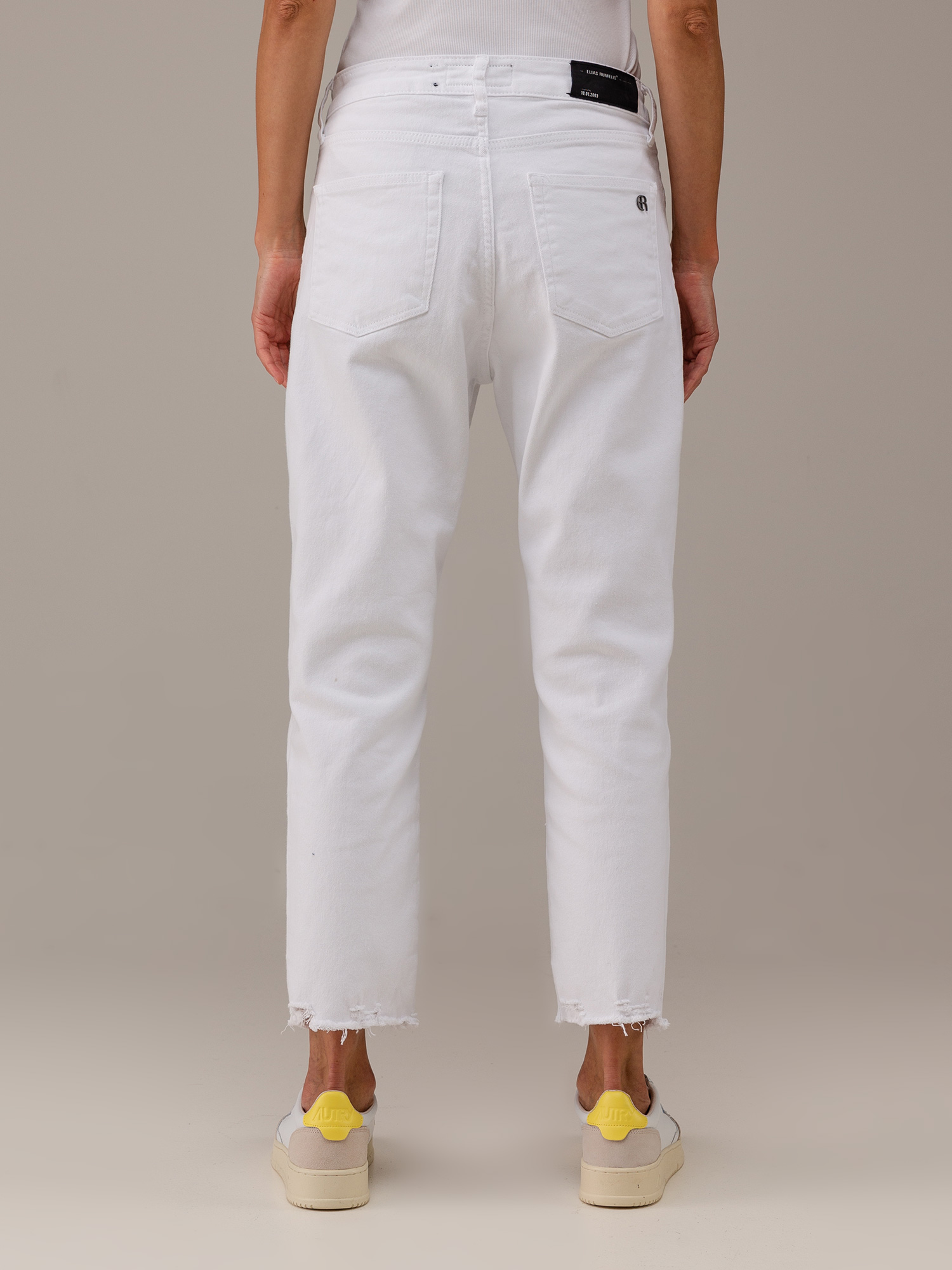 Detailansicht von Boyfriend Jeans von ELIAS RUMELIS