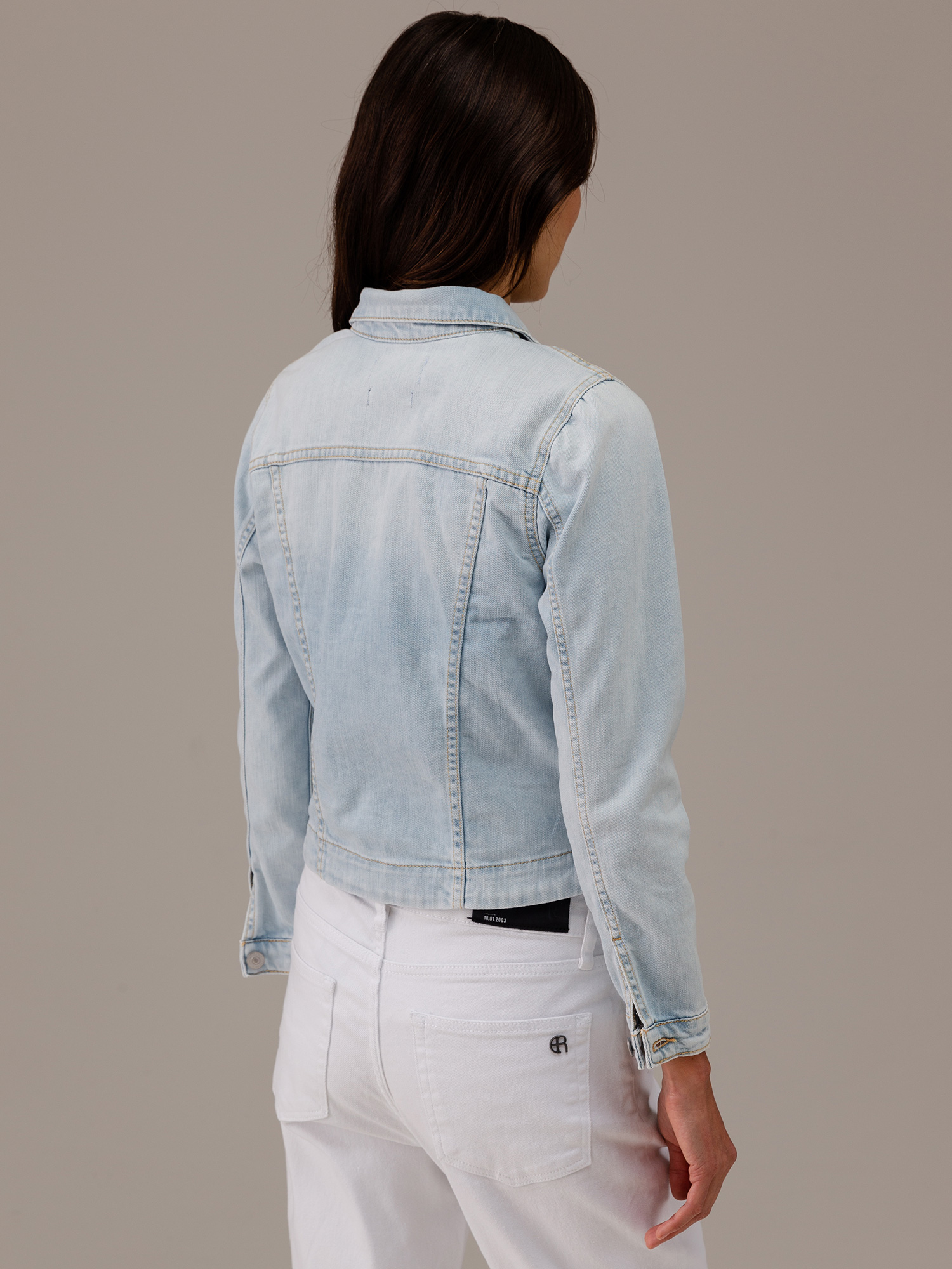 Detailansicht von Jeansjacke von LE TEMPS DES CERISES