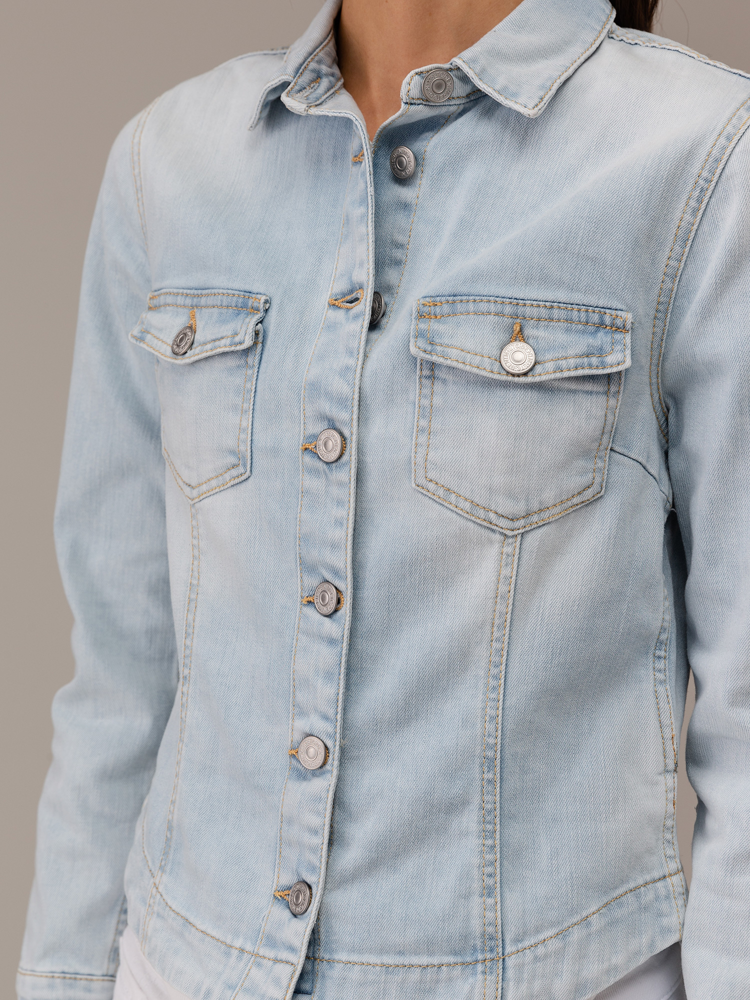 Detailansicht von Jeansjacke von LE TEMPS DES CERISES