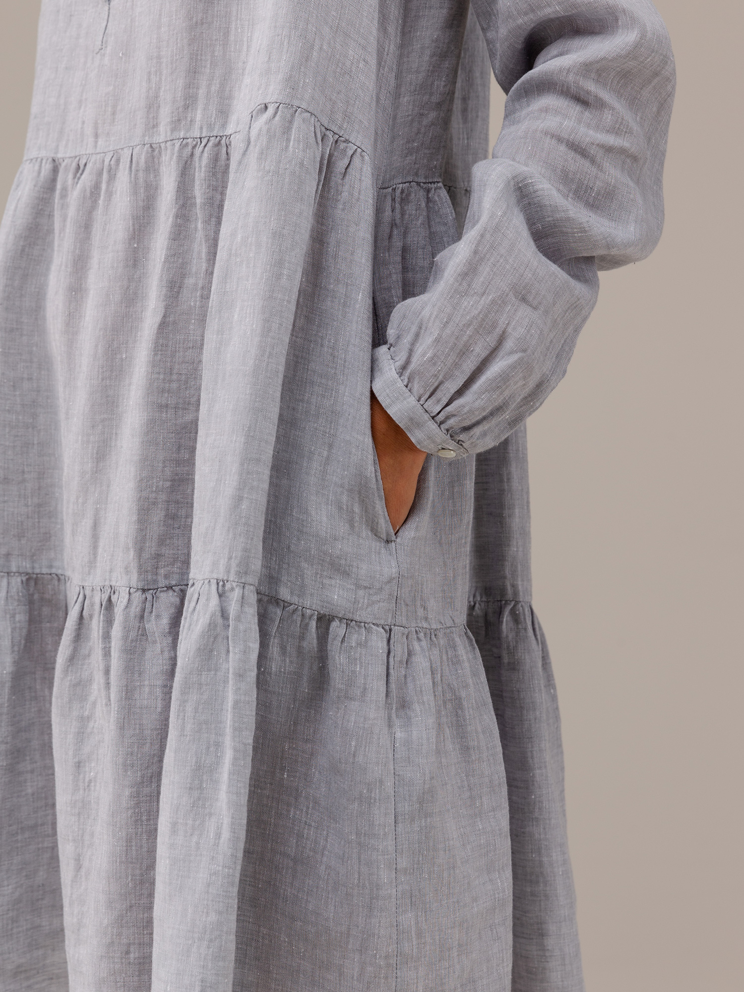 Detailansicht von Midi-Blusenkleid aus Leinen von ROBERT FRIEDMAN