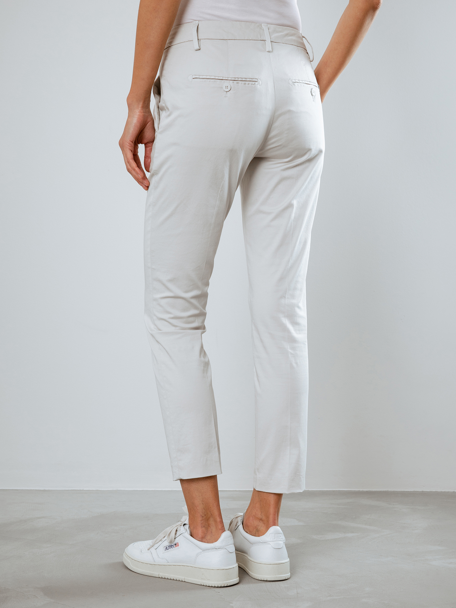 Detailansicht von Cropped Chinohose aus Baumwolle von DONDUP