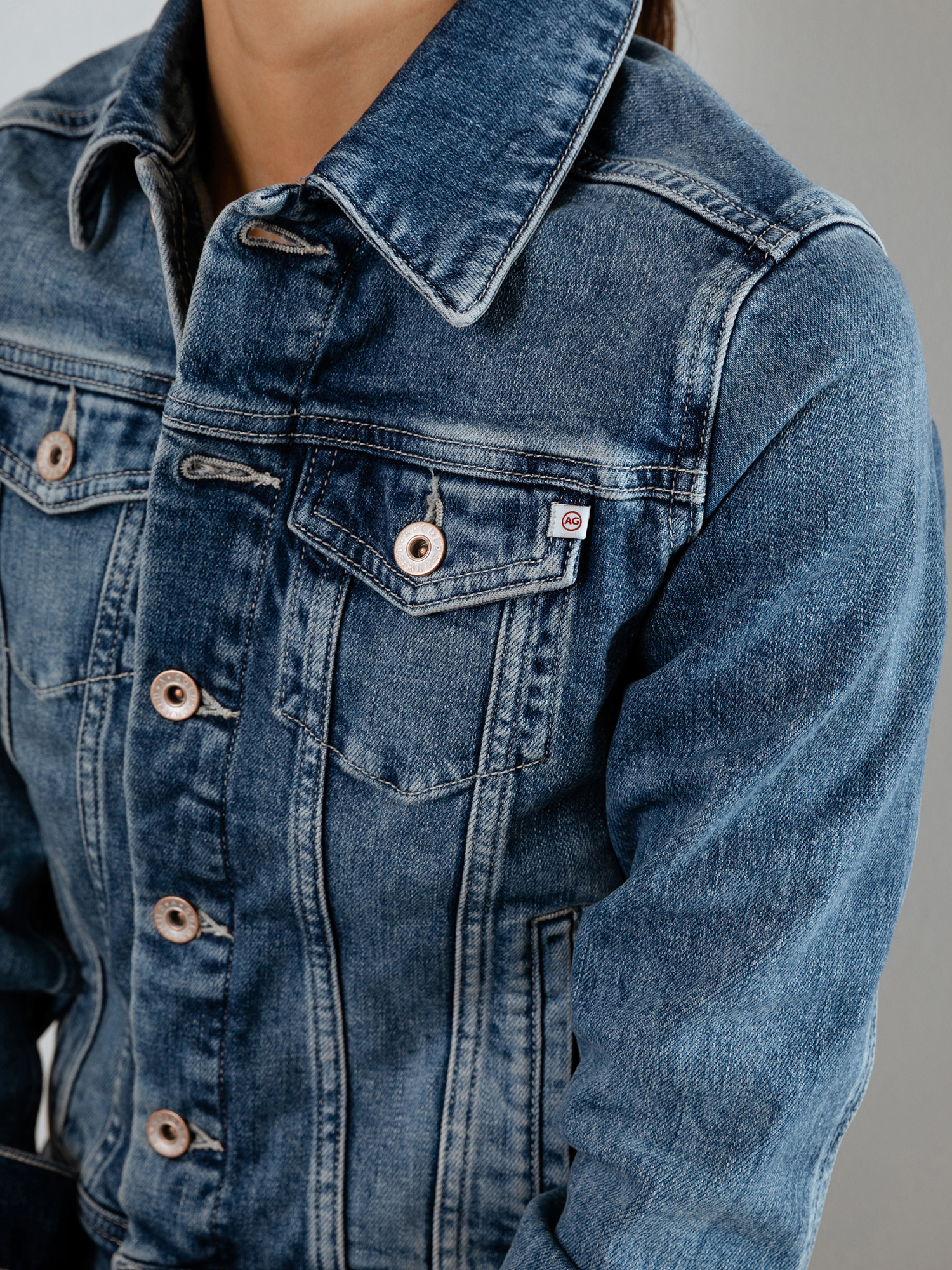 Detailansicht von Kurze Jeansjacke von ADRIANO GOLDSCHMIED