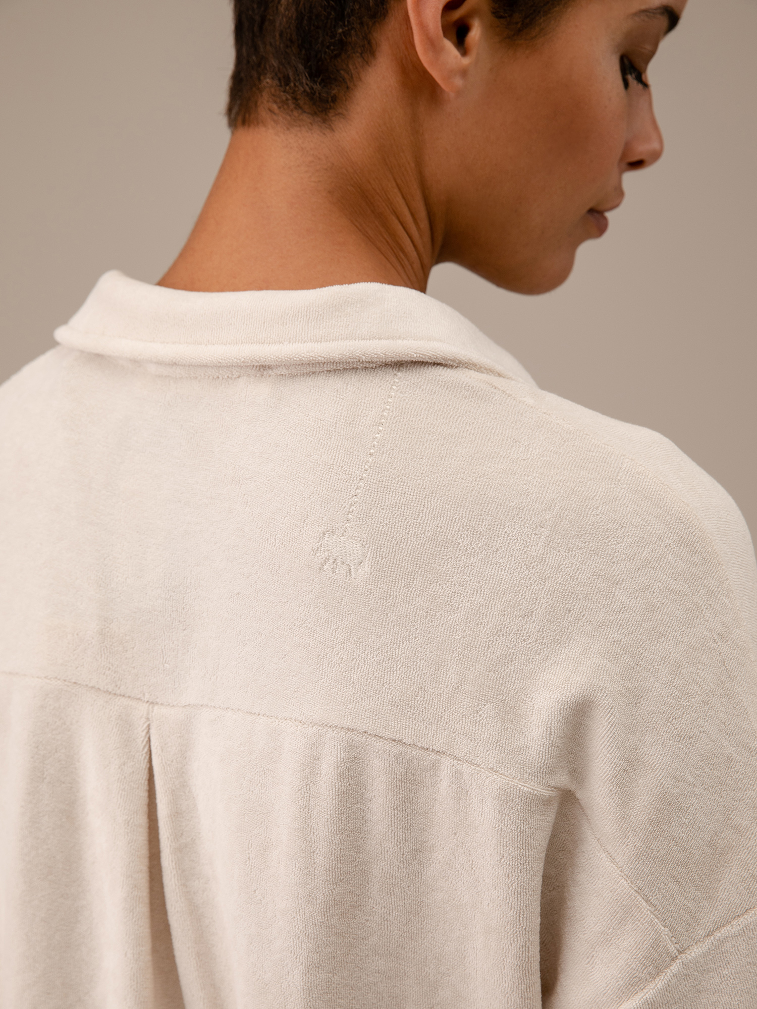 Detailansicht von Kurzarm-Poloshirt in Frotteeoptik von LOVE JOY VICTORY