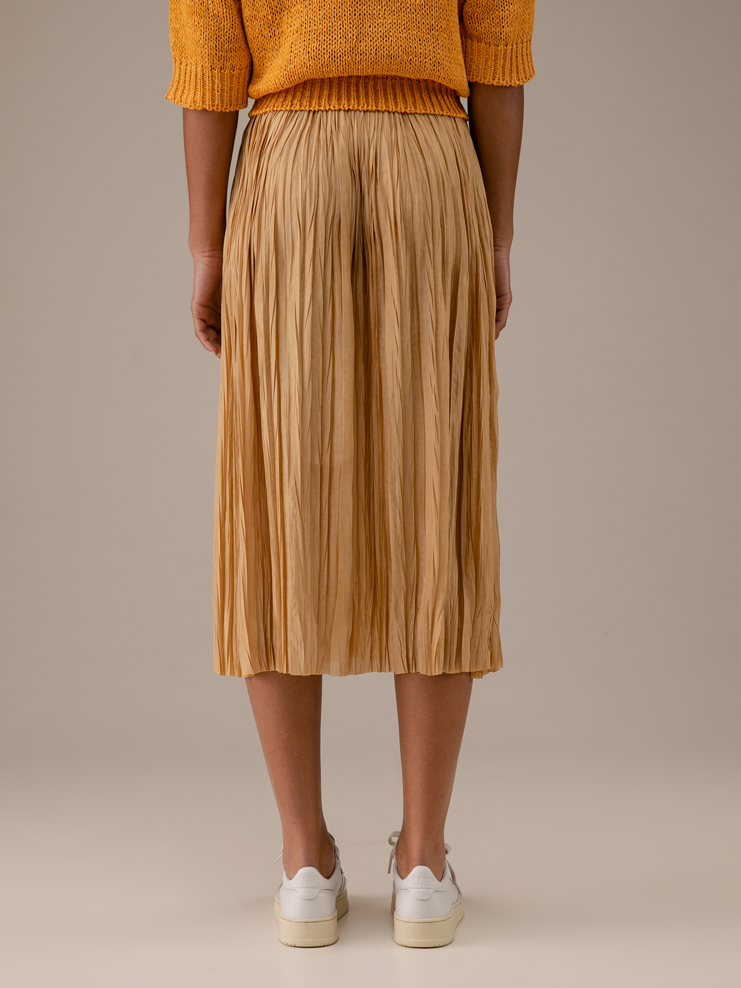 Detailansicht von Midi-Plisseerock von ROBERTO COLLINA