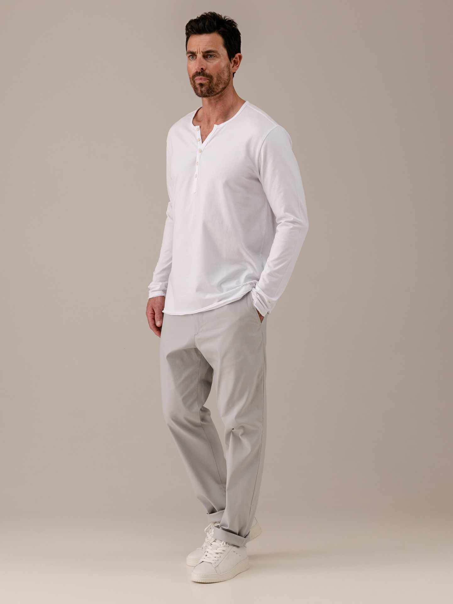 Detailansicht von Langarmshirt mit Knopfleiste von BETTER RICH