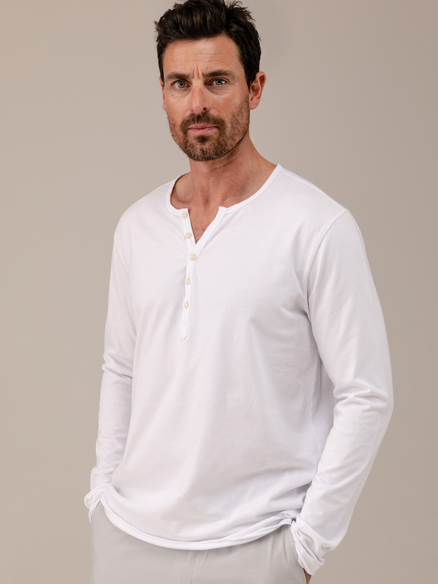 Detailansicht von Langarmshirt mit Knopfleiste von BETTER RICH