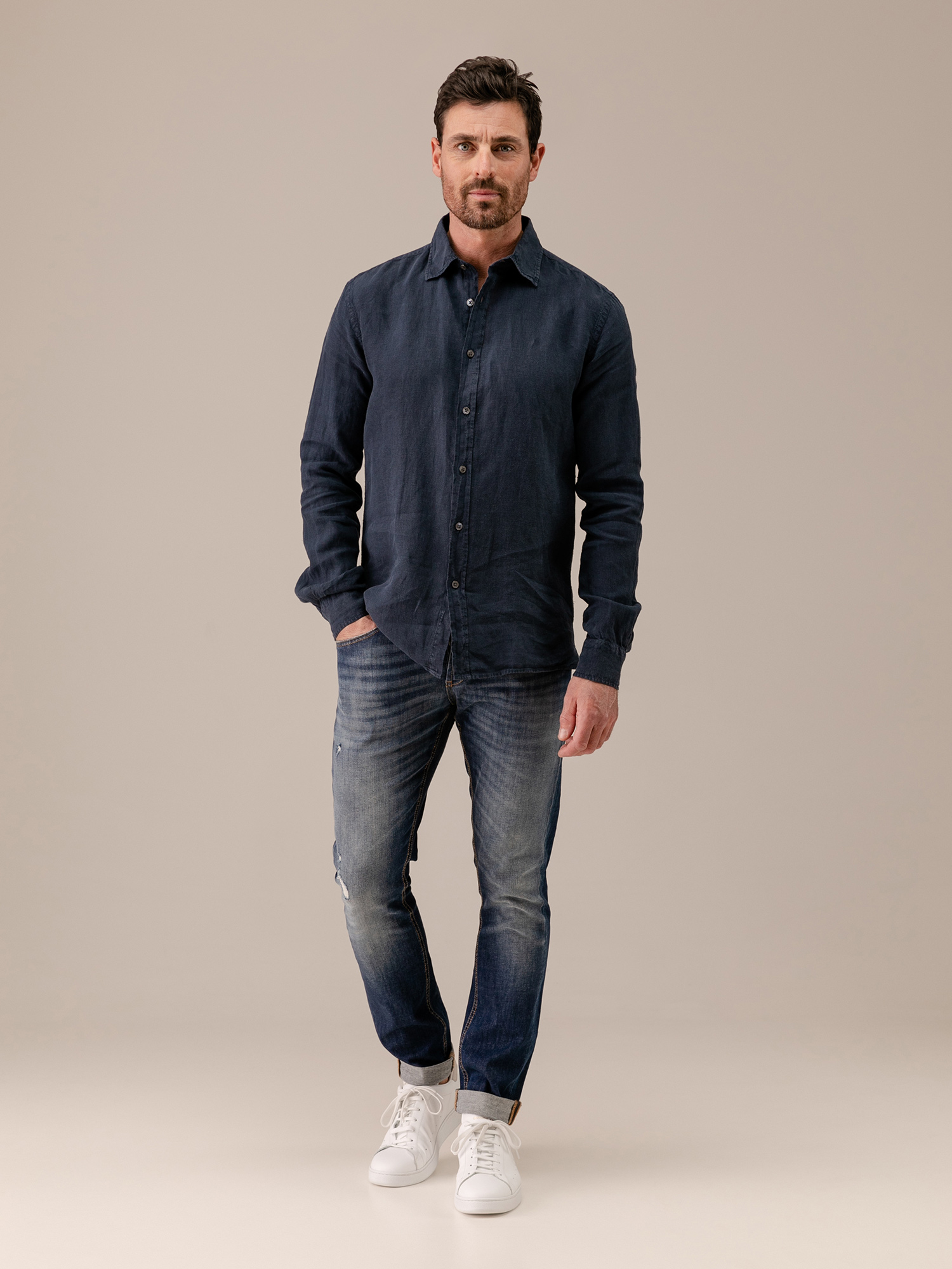 Detailansicht von Leinenhemd mit Kentkragen von 04651