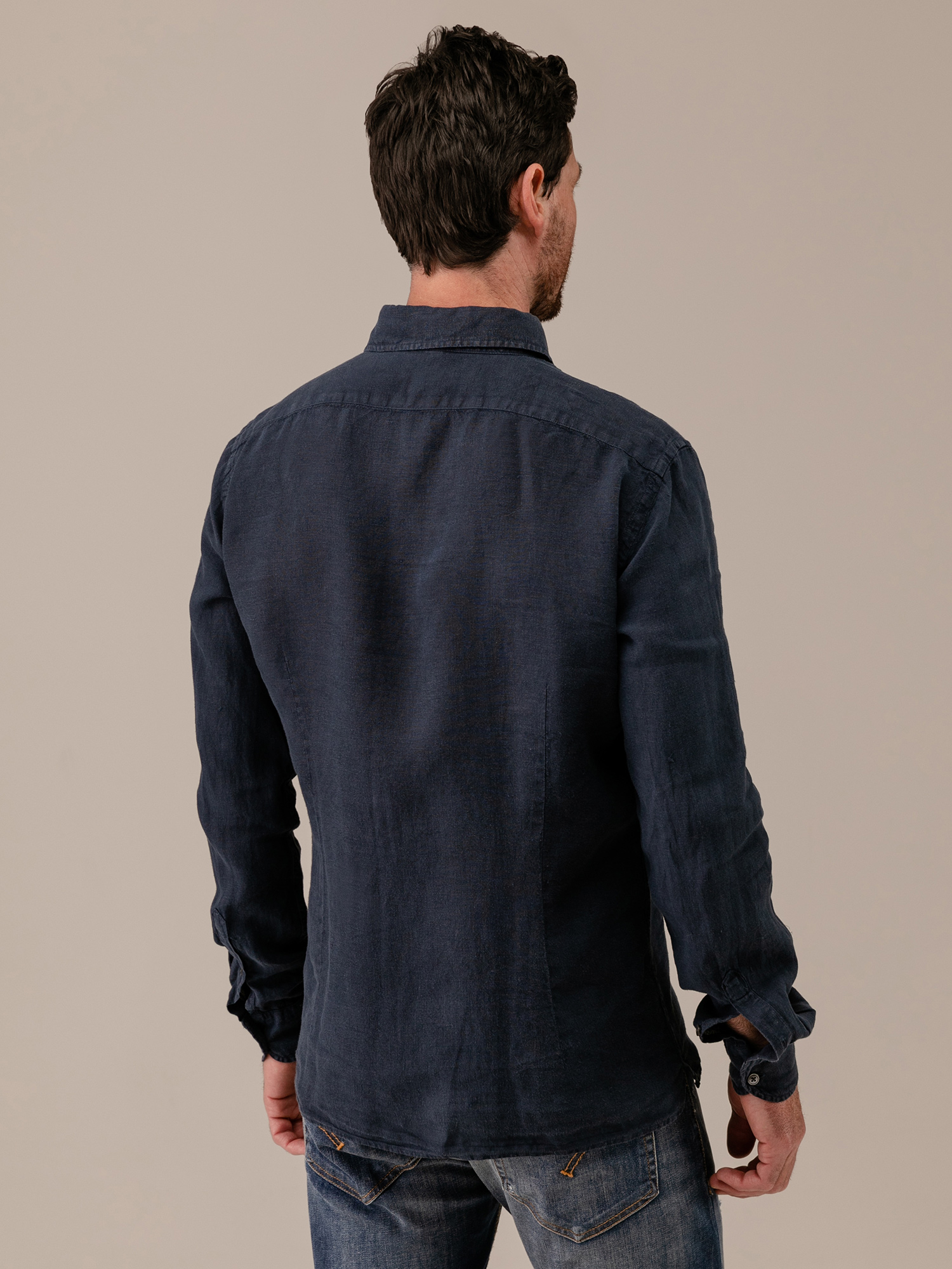 Detailansicht von Leinenhemd mit Kentkragen von 04651