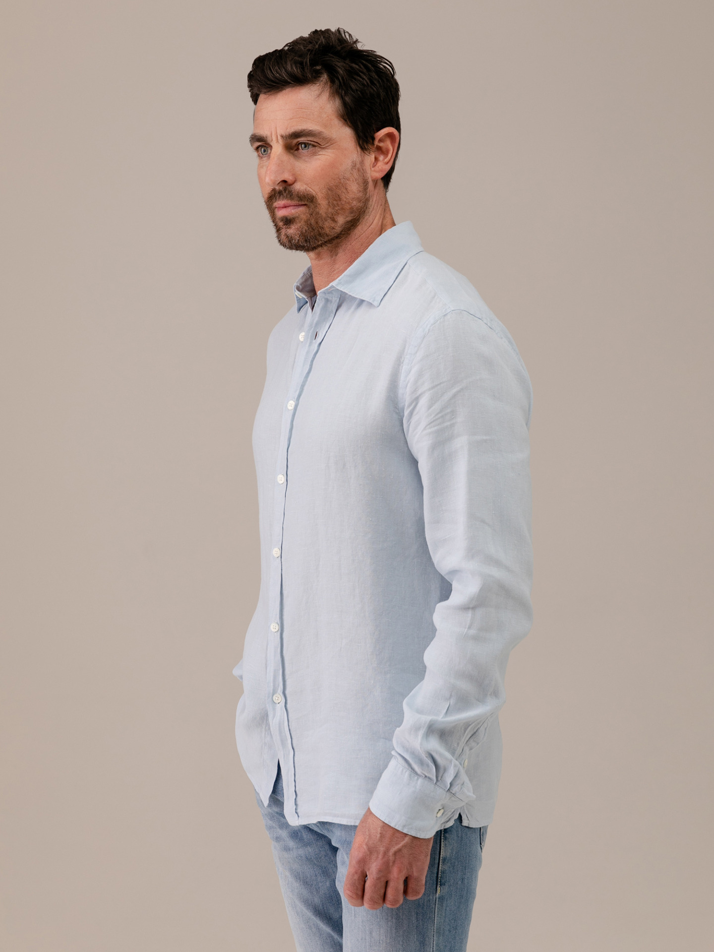 Detailansicht von Leinenhemd mit Kentkragen von 04651