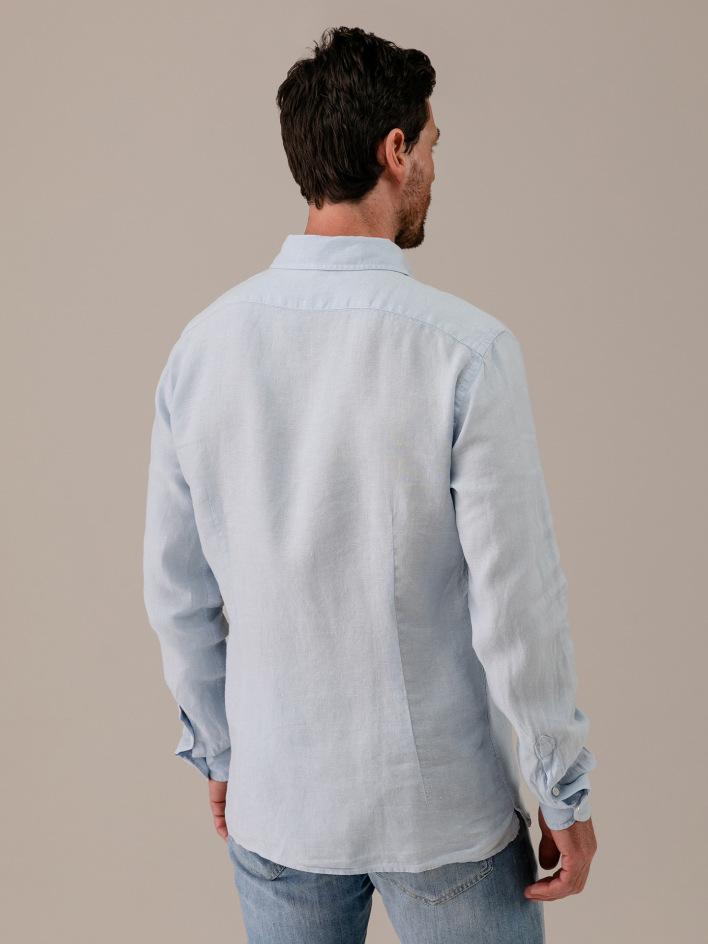 Detailansicht von Leinenhemd mit Kentkragen von 04651