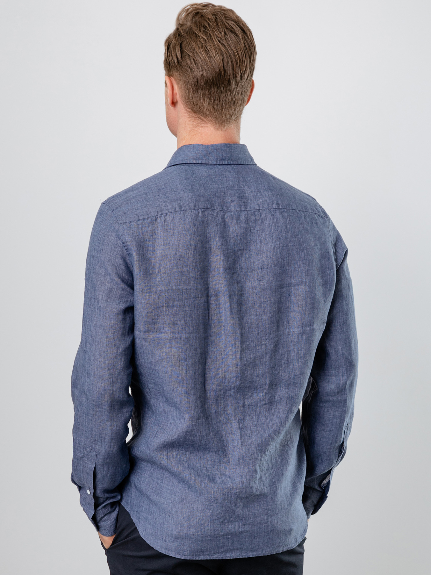 Detailansicht von Leinenhemd mit Kentkragen von SONRISA