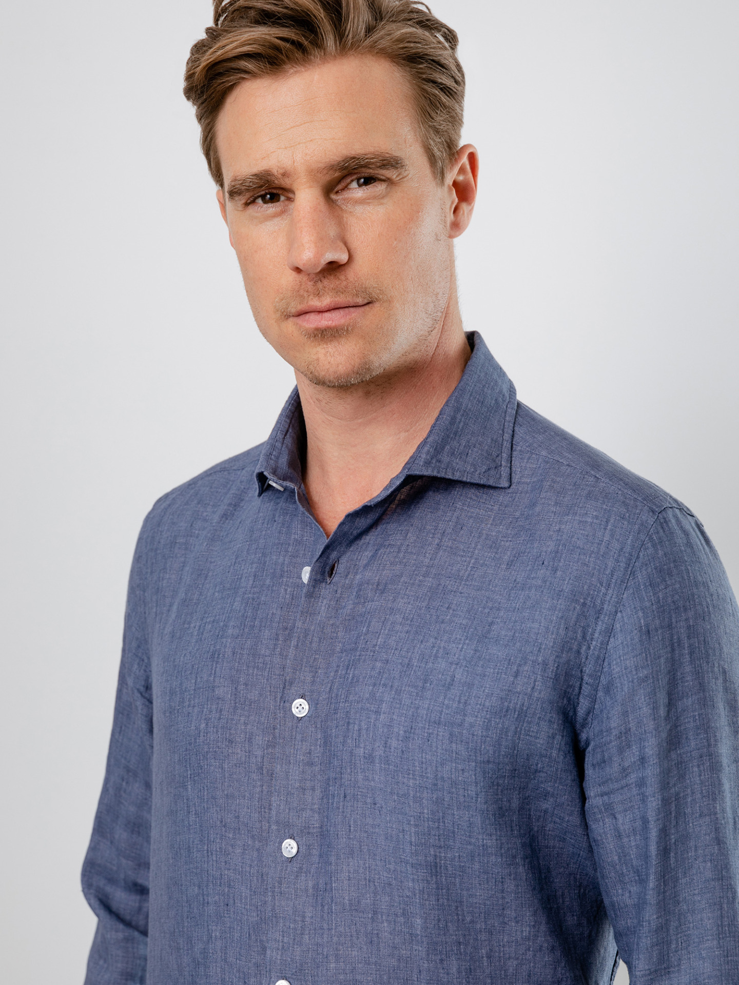 Detailansicht von Leinenhemd mit Kentkragen von SONRISA