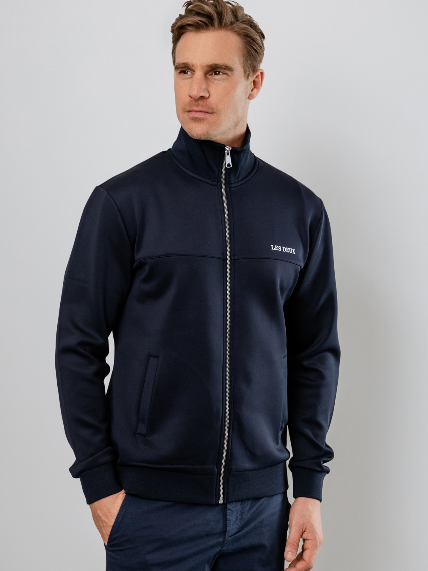 Detailansicht von College-Jacke von LES DEUX