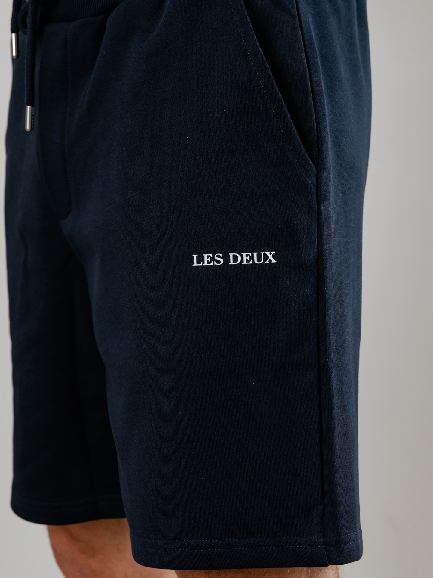 Detailansicht von Sweatbermudas aus Baumwolle von LES DEUX