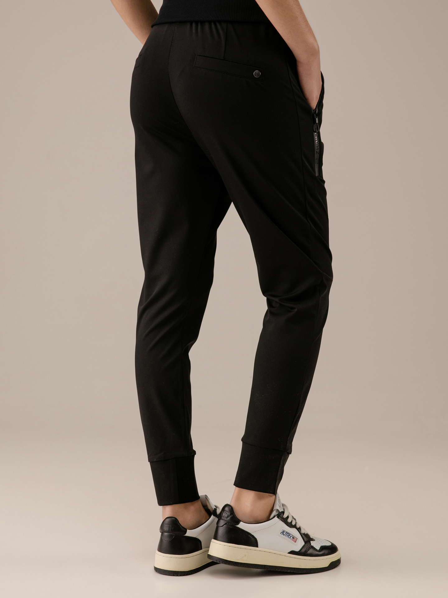 Detailansicht von Hose im Jogging-Stil von ZHRILL