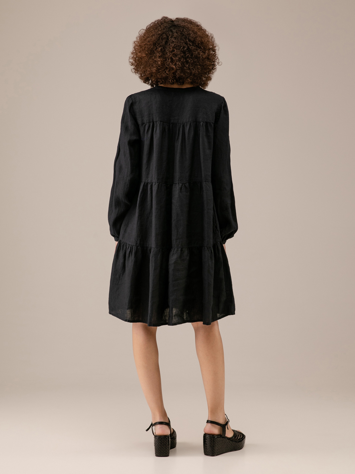 Detailansicht von Midi-Blusenkleid aus Leinen von ROBERT FRIEDMAN