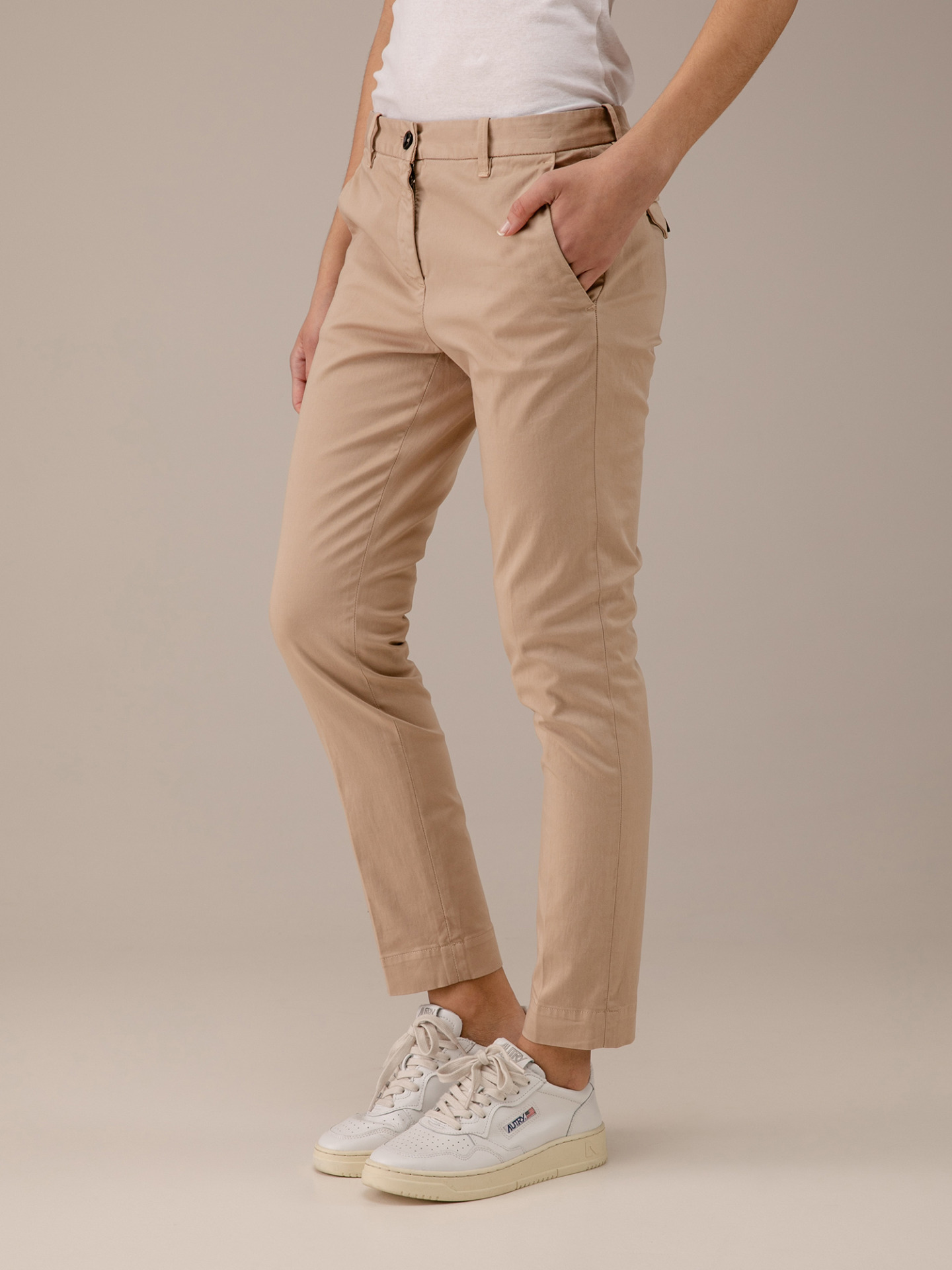 Detailansicht von Chinohose aus Baumwolle von NINE IN THE MORNING