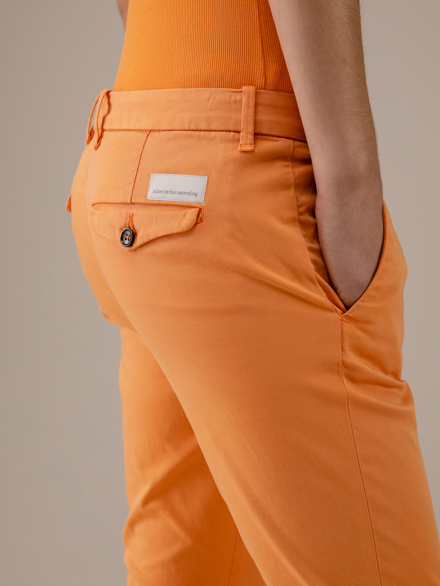 Detailansicht von Chinohose aus Baumwolle von NINE IN THE MORNING