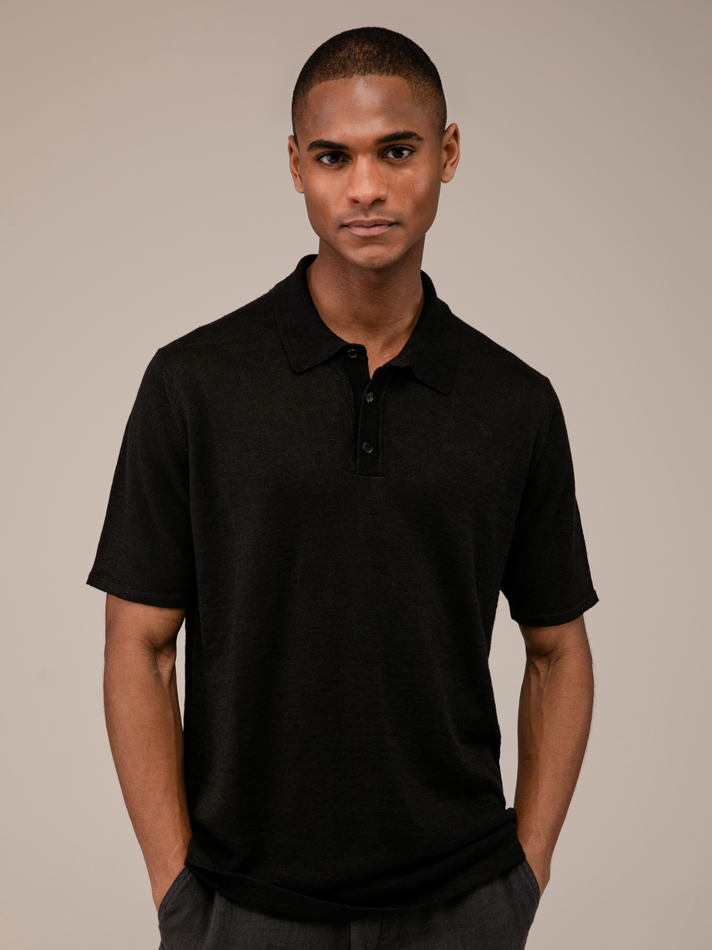 Detailansicht von Poloshirt aus Leinen von ROBERTO COLLINA