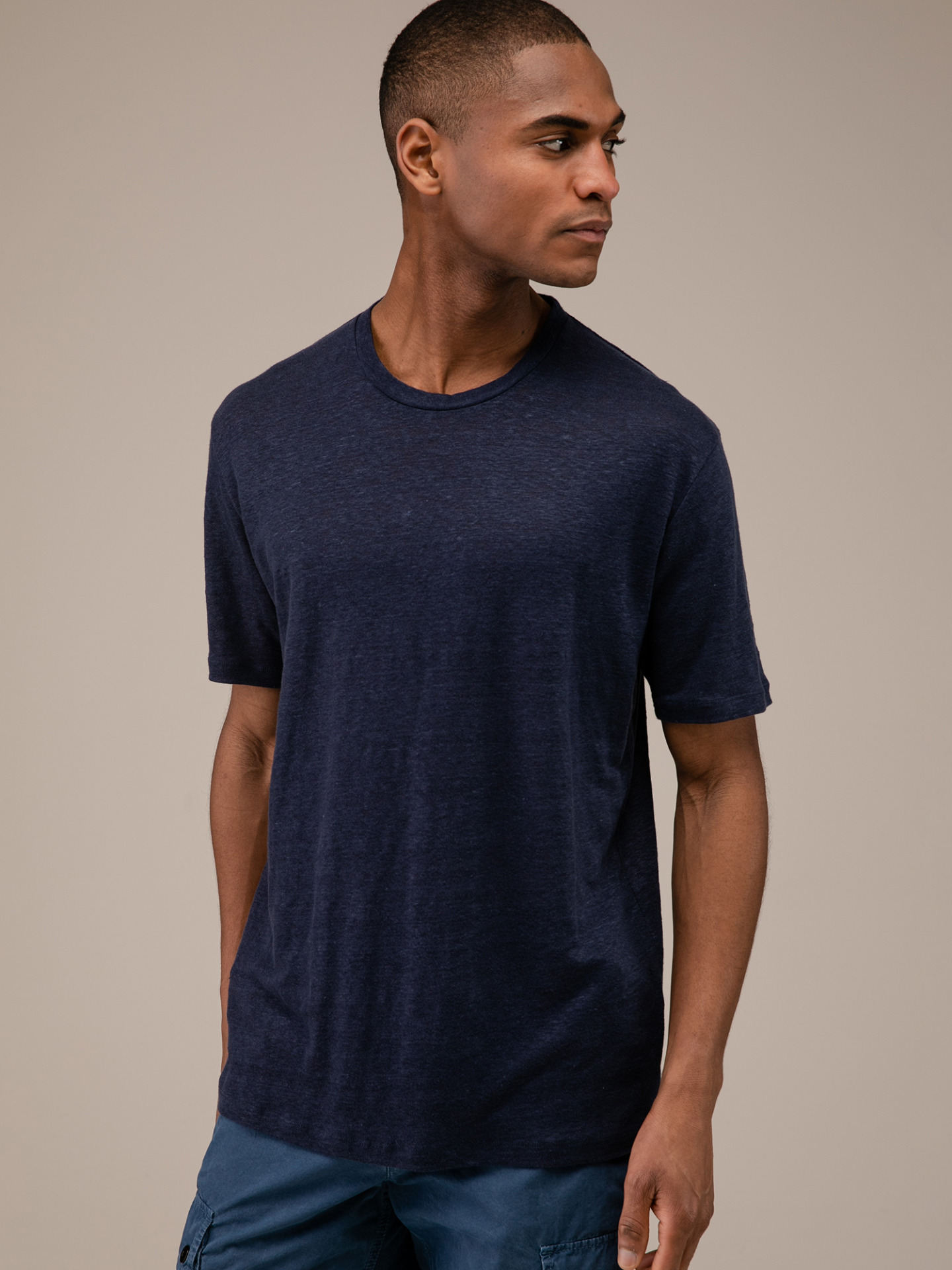 Detailansicht von T-Shirt aus Leinen von PHIL PETTER