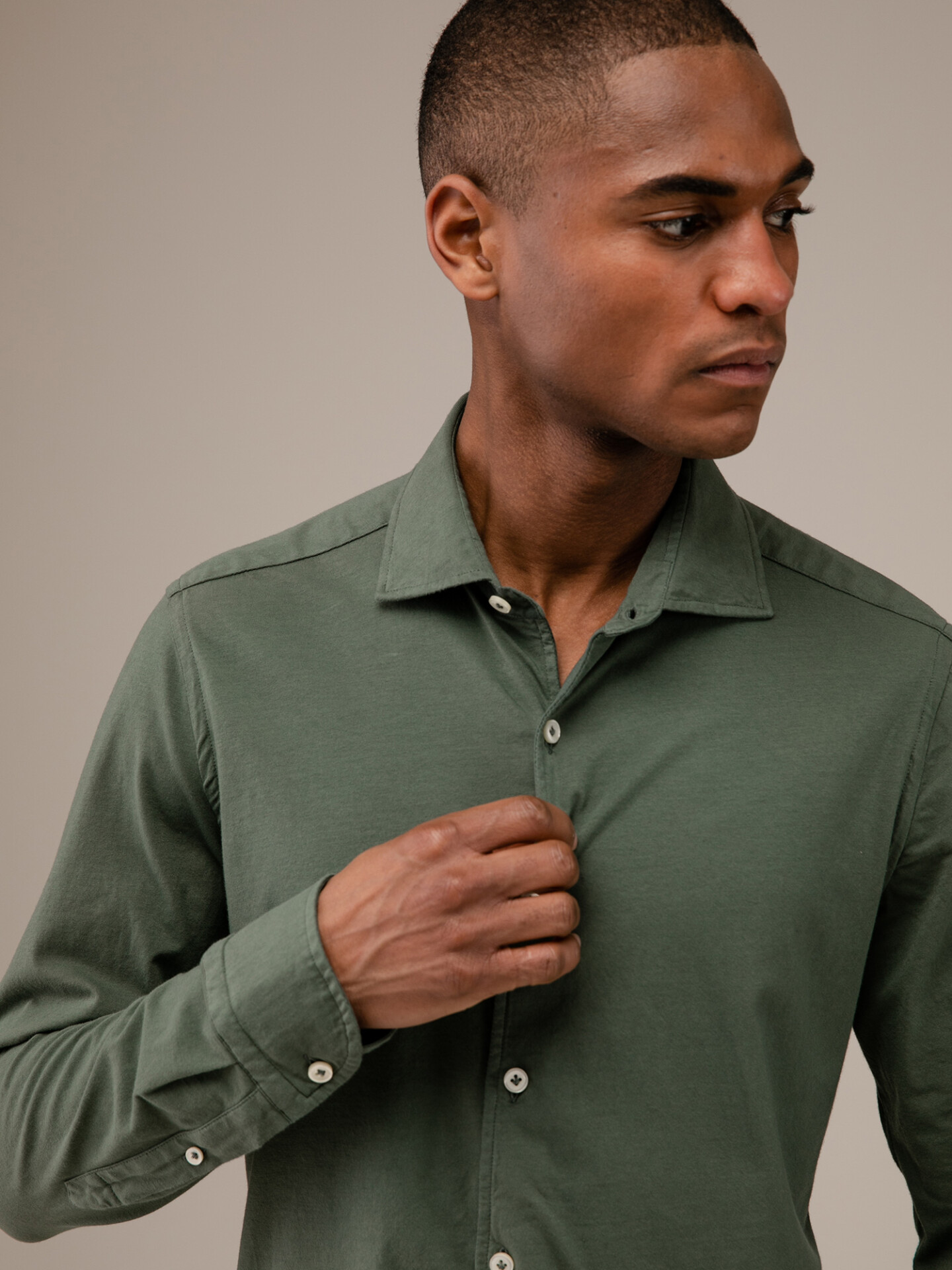 Detailansicht von Baumwollhemd mit Haifischkragen von SONRISA