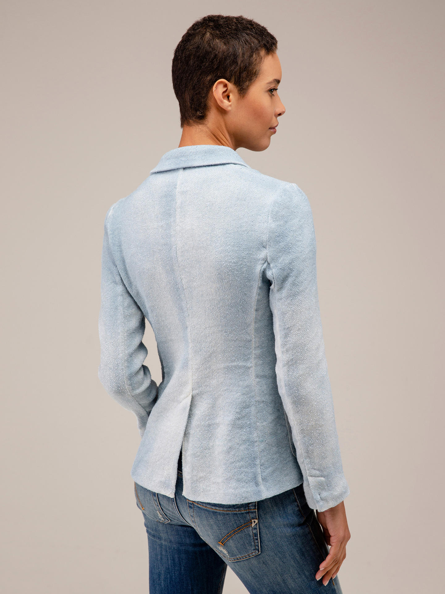 Detailansicht von Taillierter Blazer von AVANT TOI