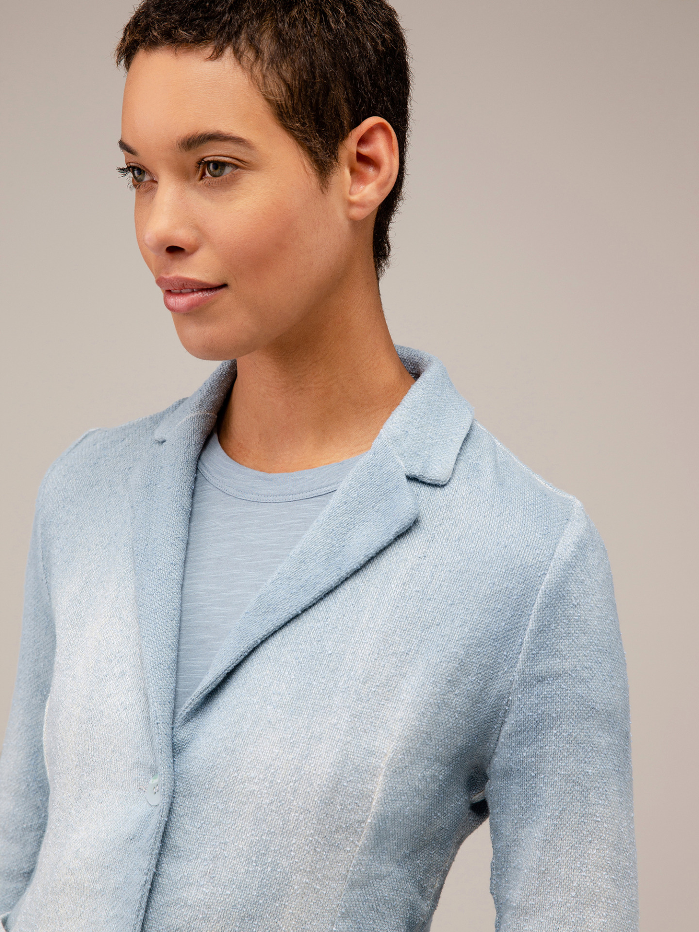 Detailansicht von Taillierter Blazer von AVANT TOI