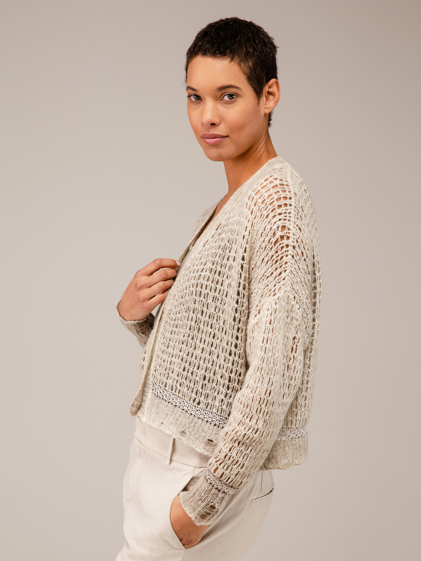 Detailansicht von Cropped Strickjacke aus Cashmere von AVANT TOI