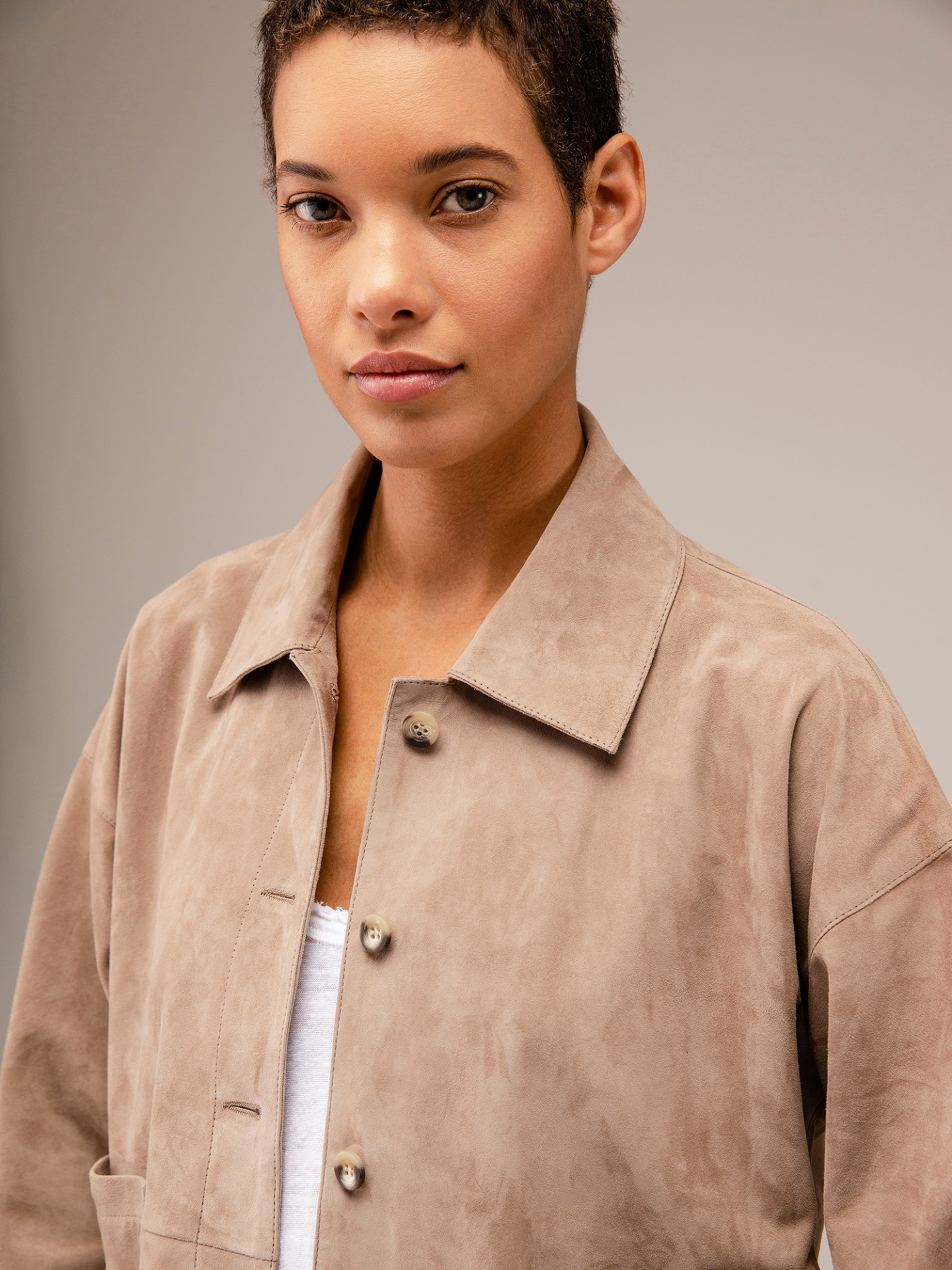 Detailansicht von Kurze Velour-Lederjacke von ARMA