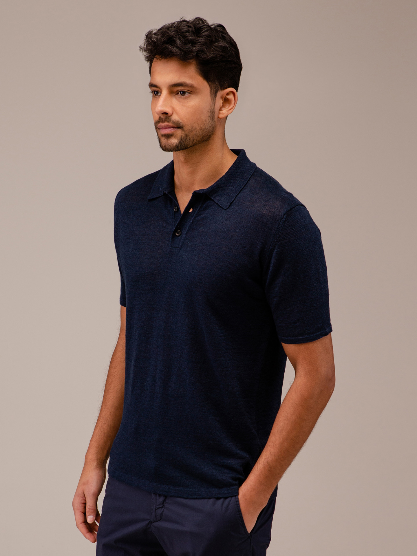 Detailansicht von Poloshirt aus Leinen von ROBERTO COLLINA