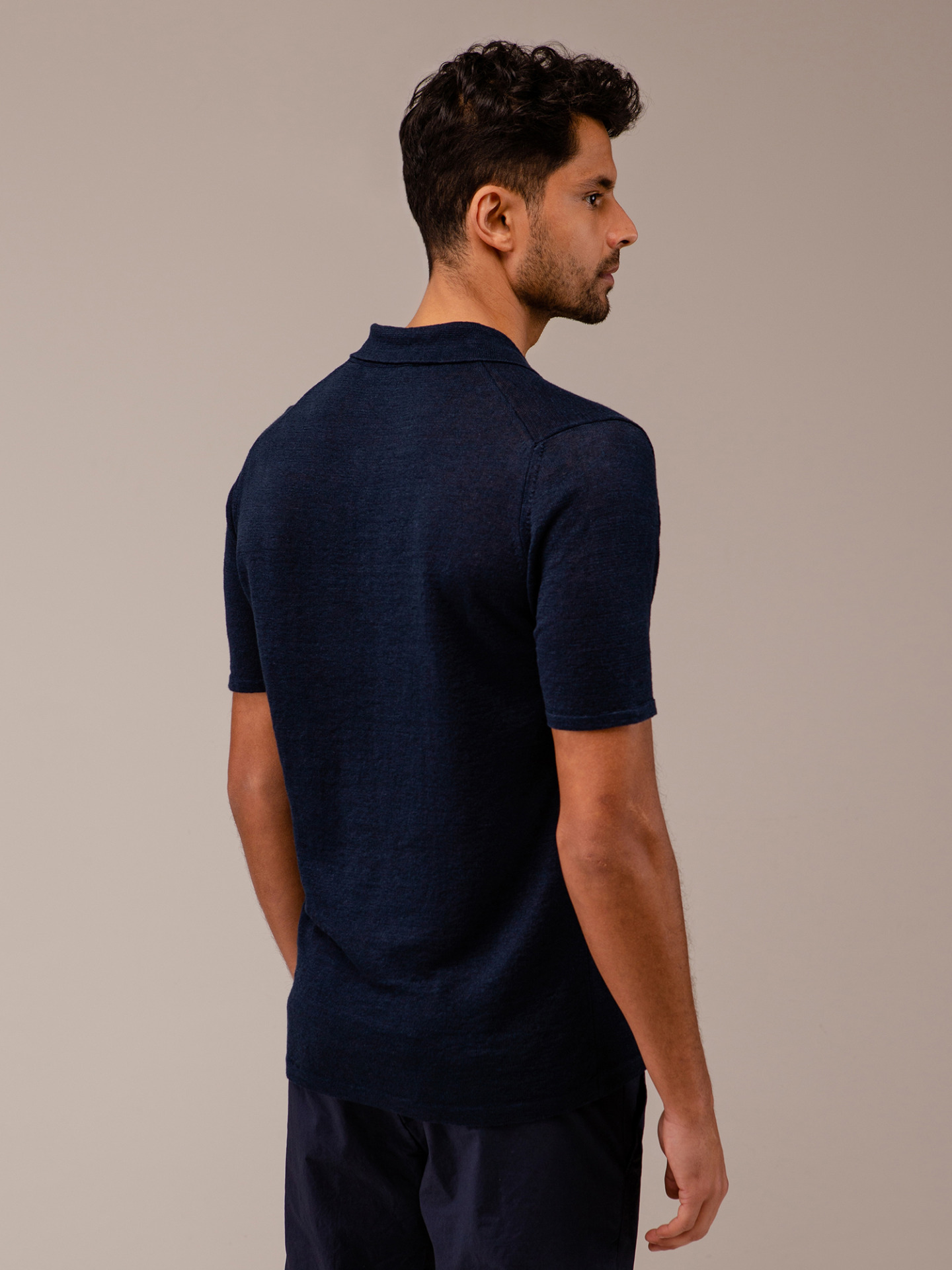 Detailansicht von Poloshirt aus Leinen von ROBERTO COLLINA