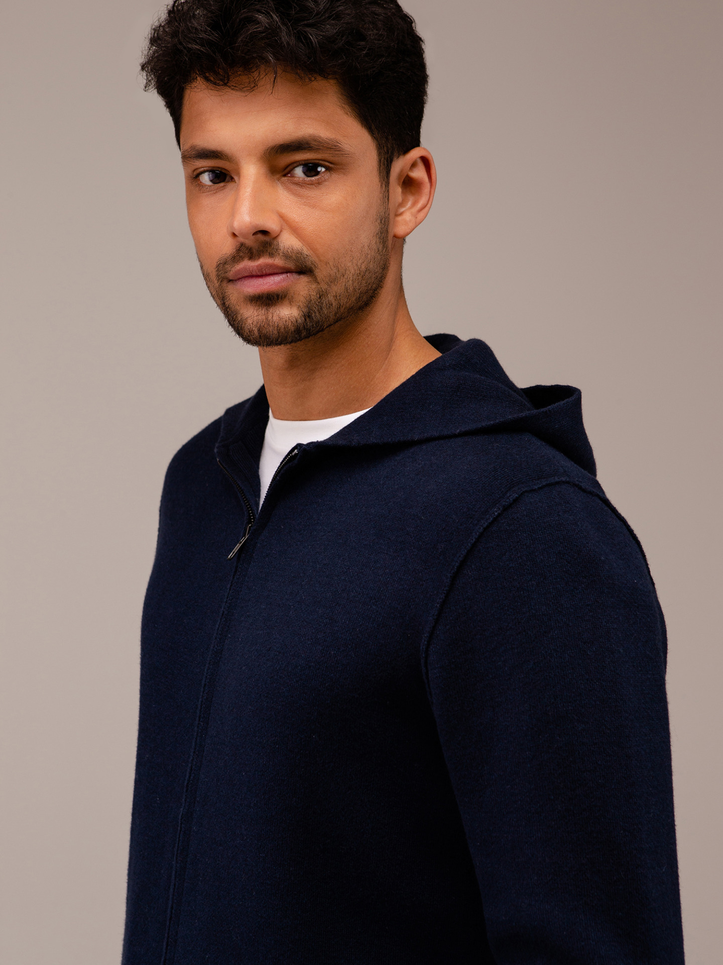 Detailansicht von Strickjacke mit Kapuze von KIEFERMANN