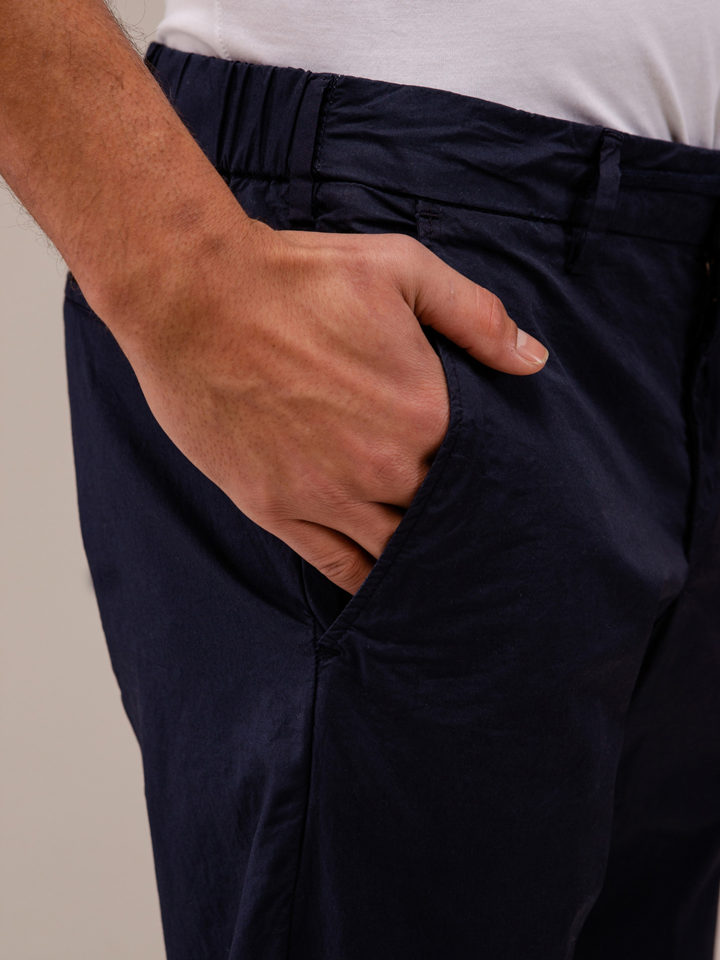 Detailansicht von Lässige Chinohose von MYTHS