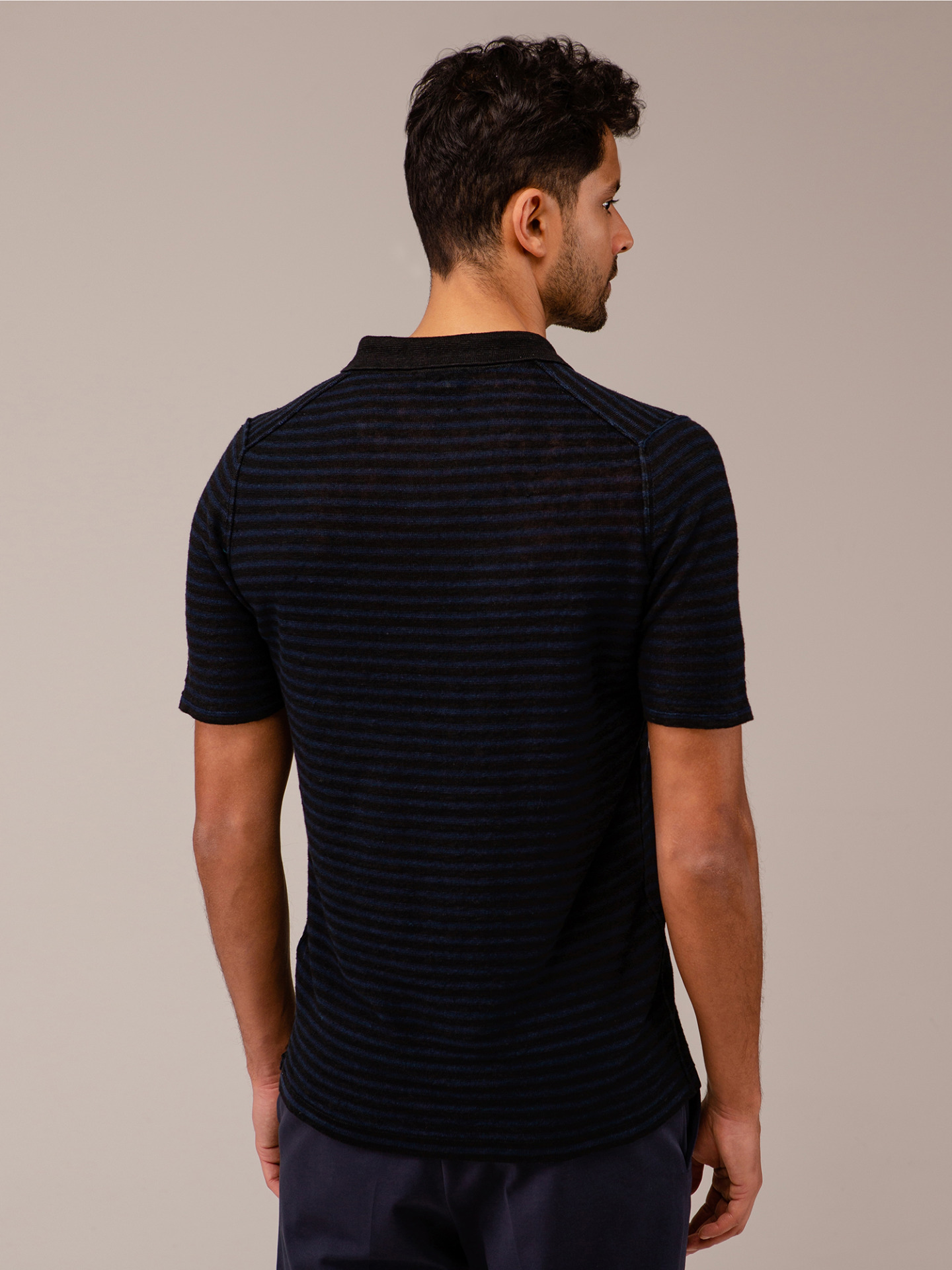 Detailansicht von Kurzarm-Poloshirt aus Leinen von ROBERTO COLLINA