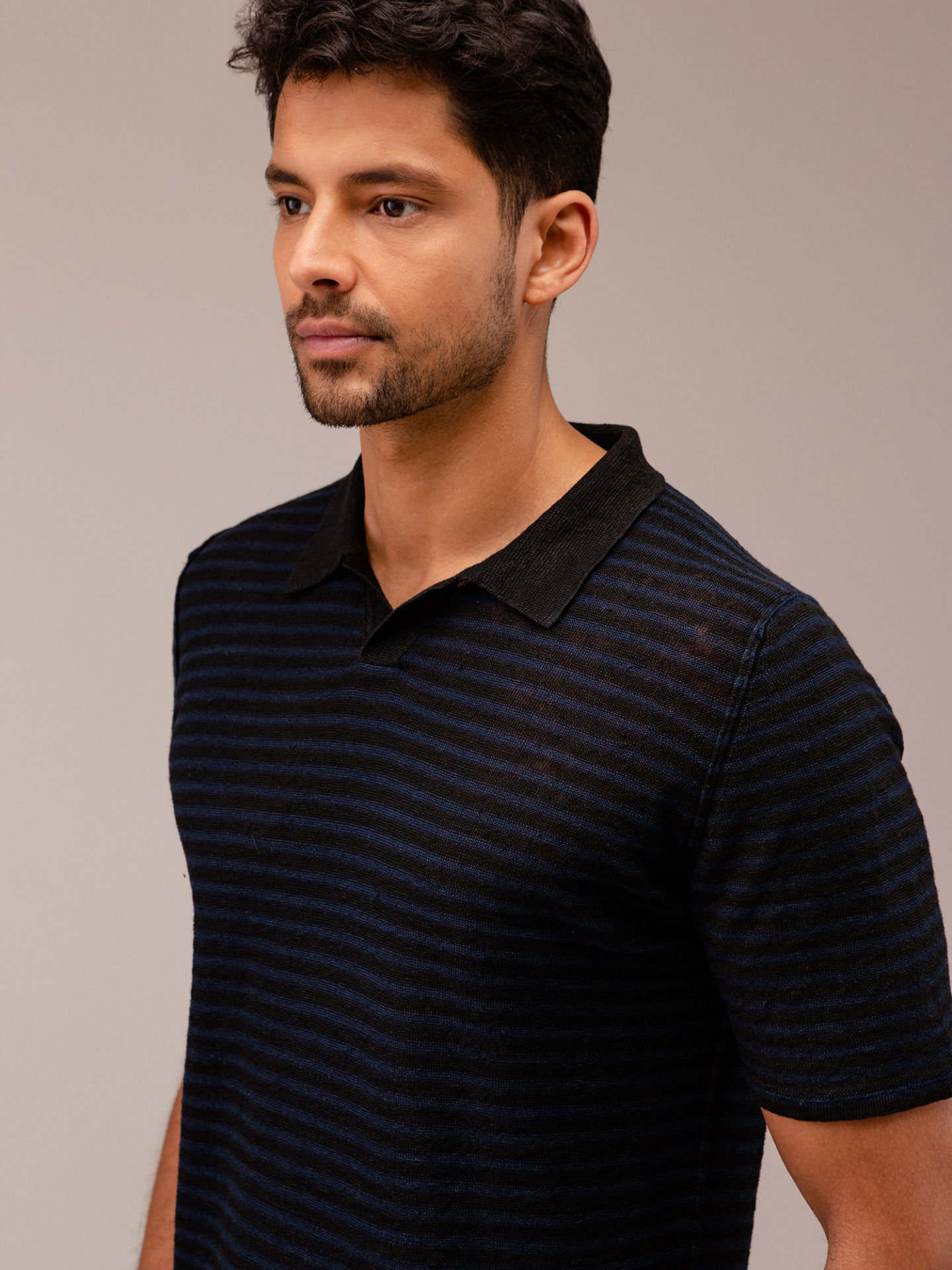 Detailansicht von Kurzarm-Poloshirt aus Leinen von ROBERTO COLLINA