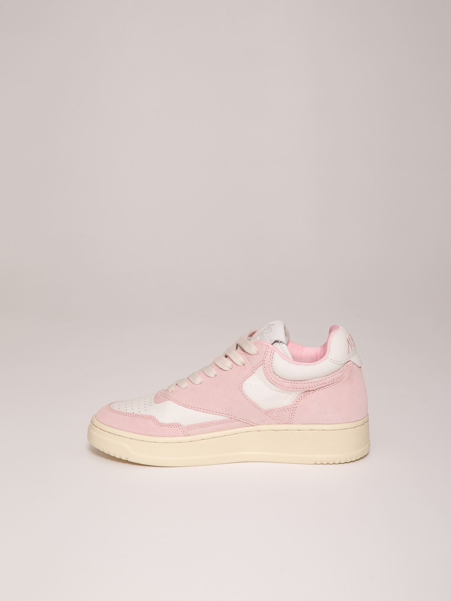 Detailansicht von Sneaker aus Leder von AUTRY